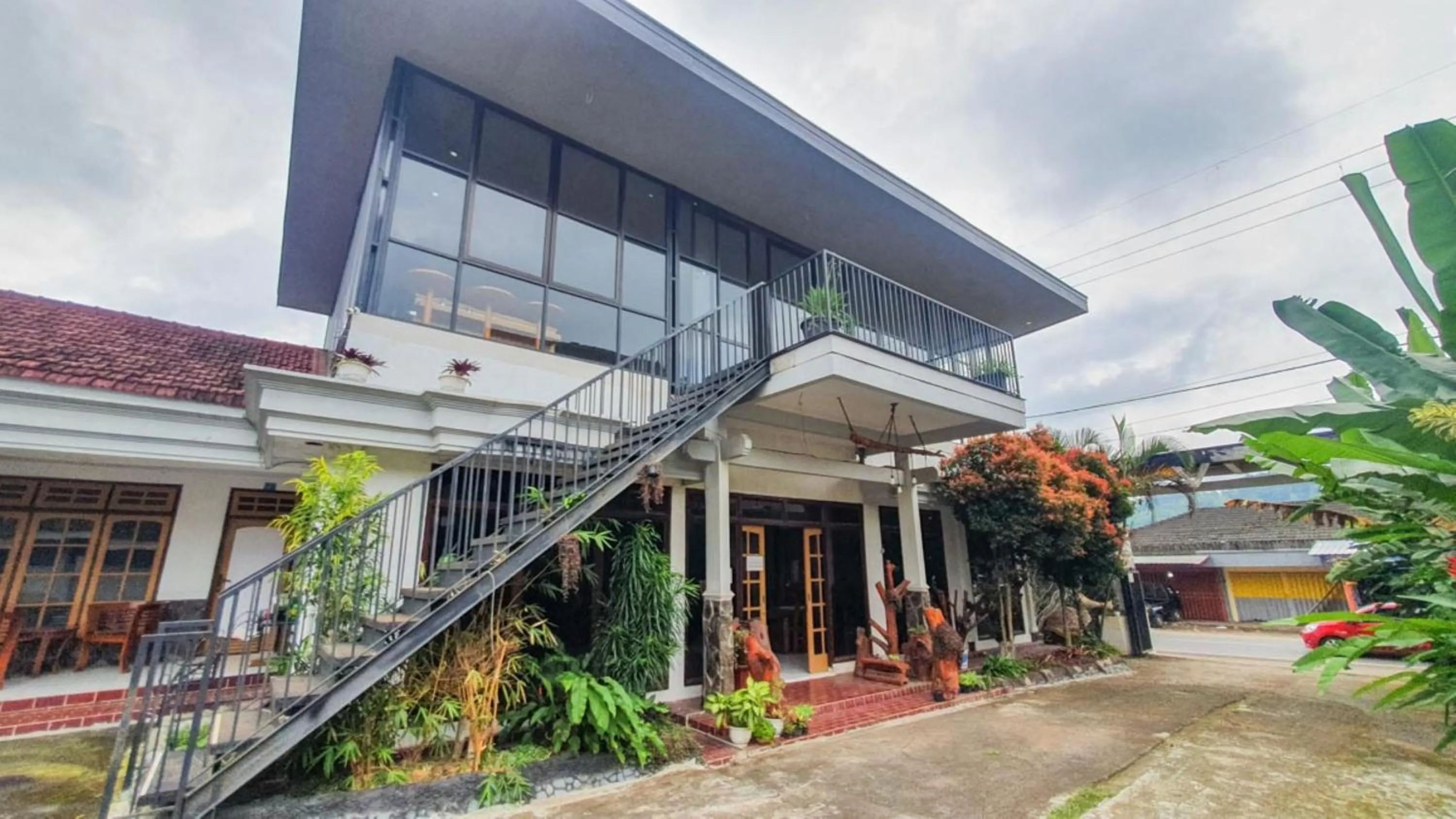 Facade/entrance in RedDoorz At Pujon Malang