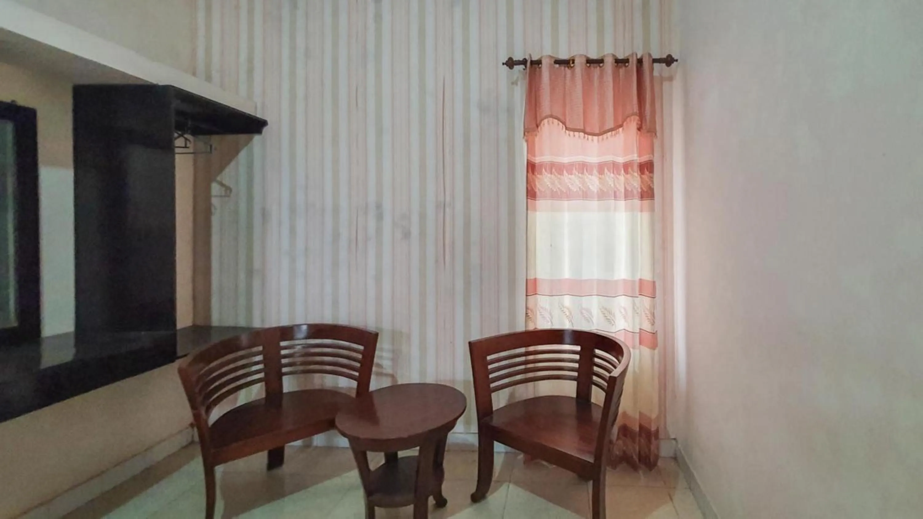 Seating area in RedDoorz At Pujon Malang