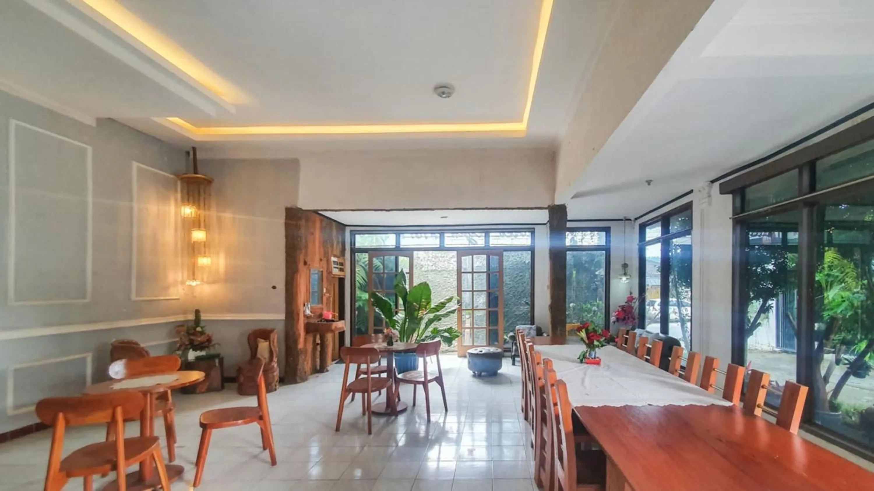 Seating area in RedDoorz At Pujon Malang