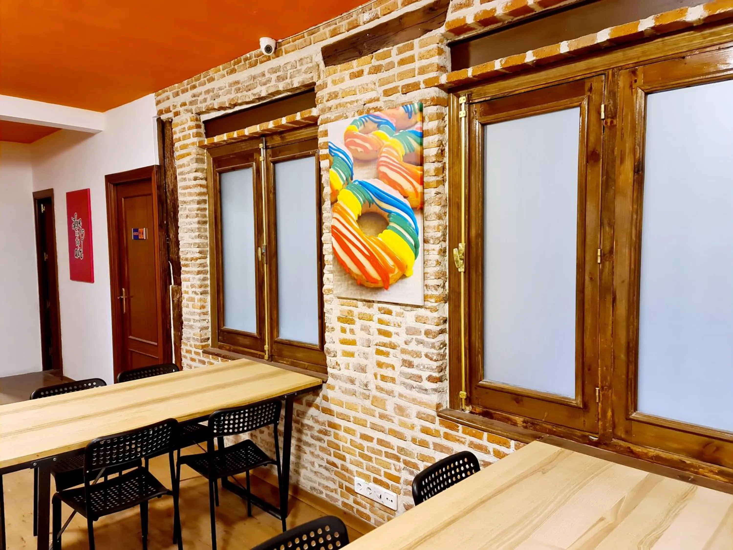 Communal kitchen in Arc House Madrid - Puerta del Sol Only Adults