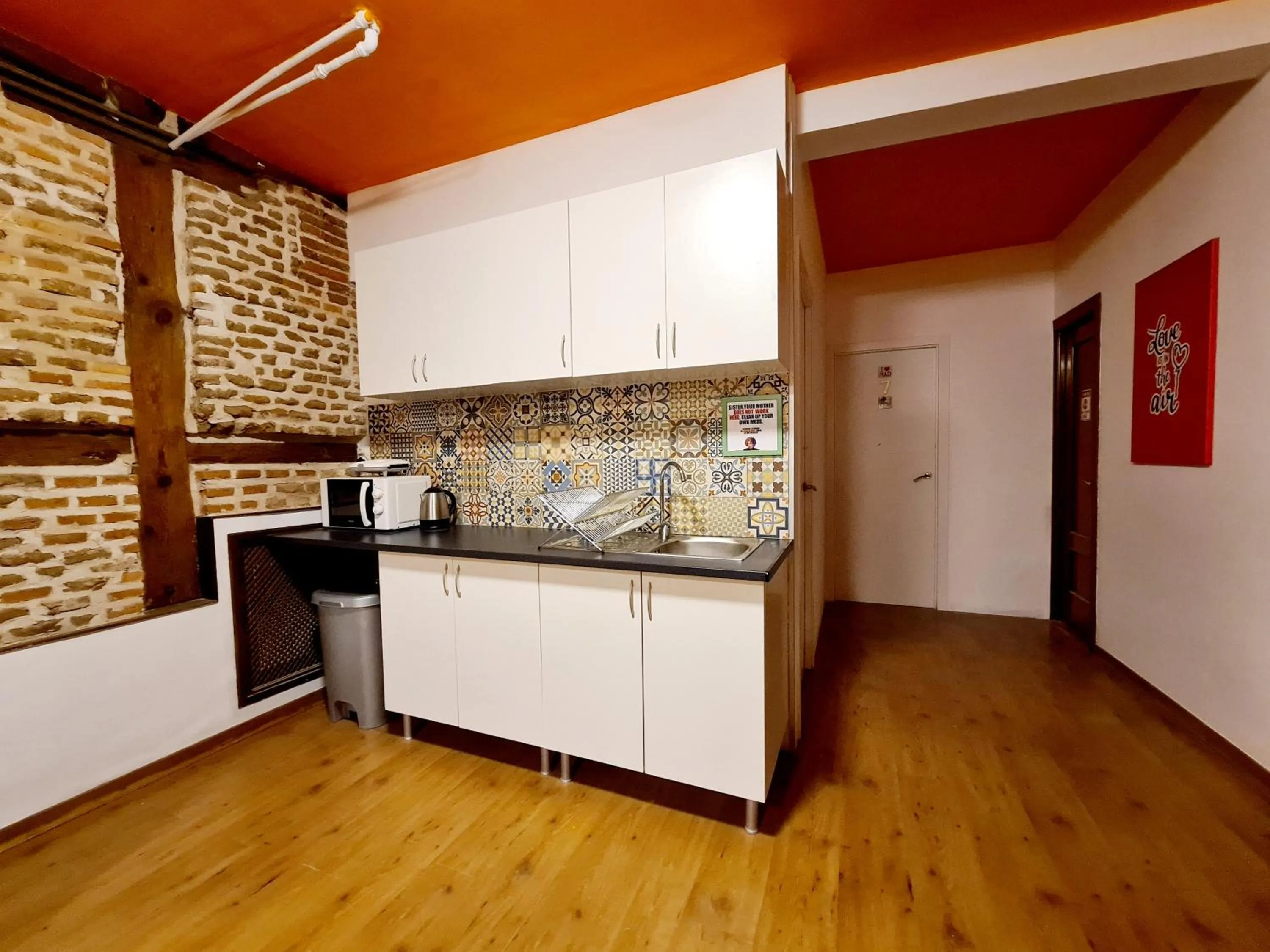 Communal kitchen in Arc House Madrid - Puerta del Sol Only Adults