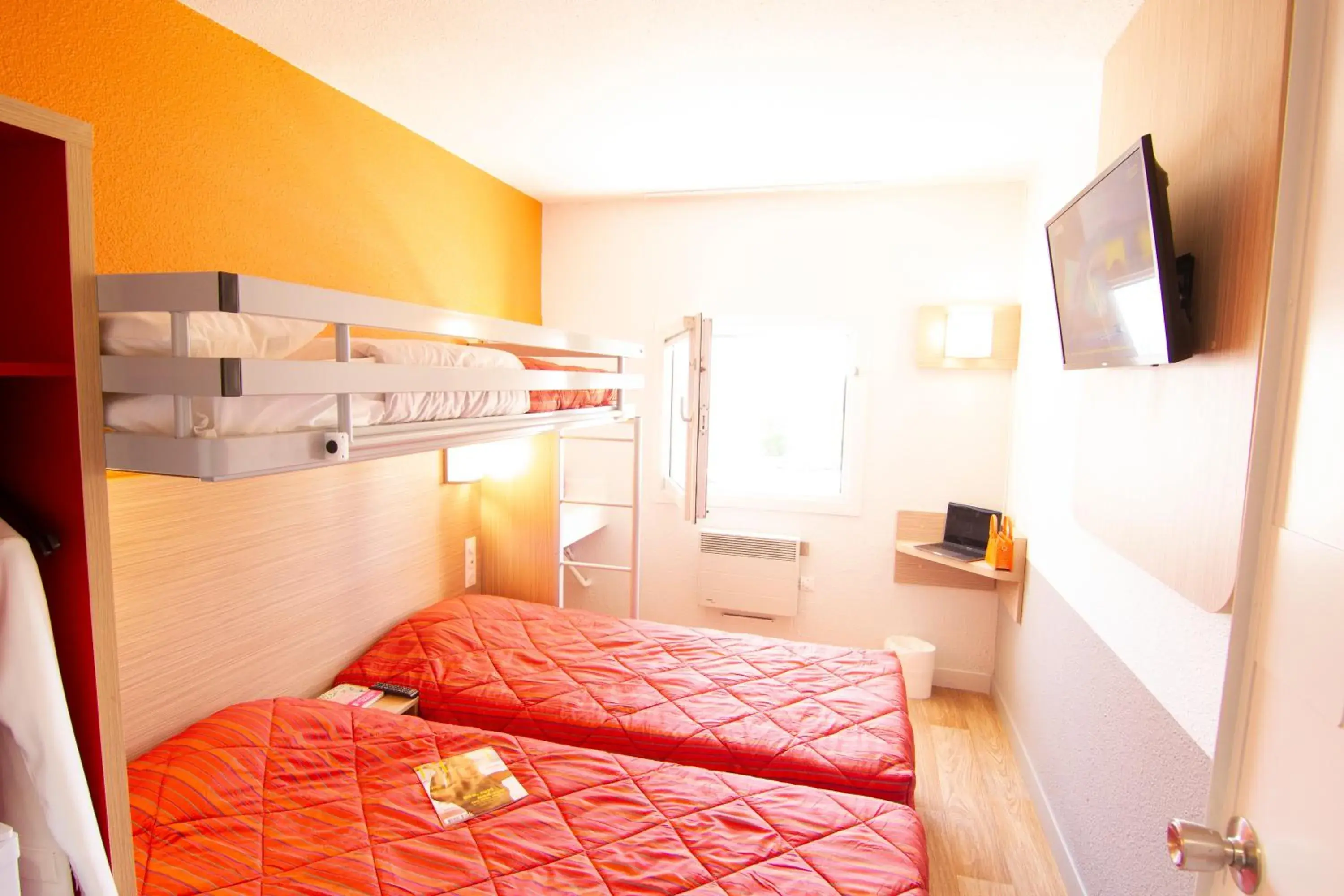 3 Single Beds With Shared Bathroom And Toilet in Premiere Classe Troyes Sud - Parc St Thibault - Buchères 3 Single Beds With Shared Bathroom And Toilet in Premiere Classe Troyes Sud - Parc St Thibault - Buchères