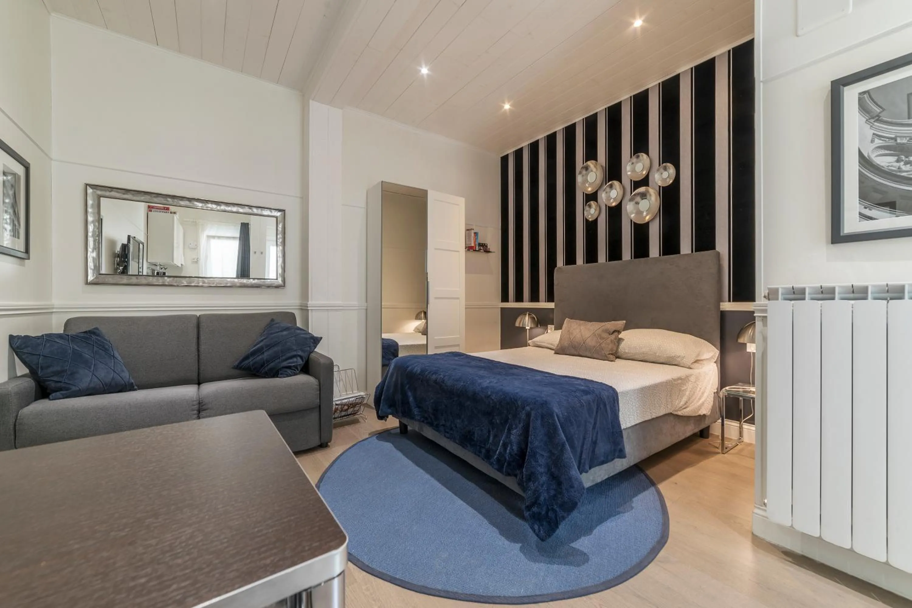 Photo of the whole room, Bed in Scala Santa & Laterano Open Space