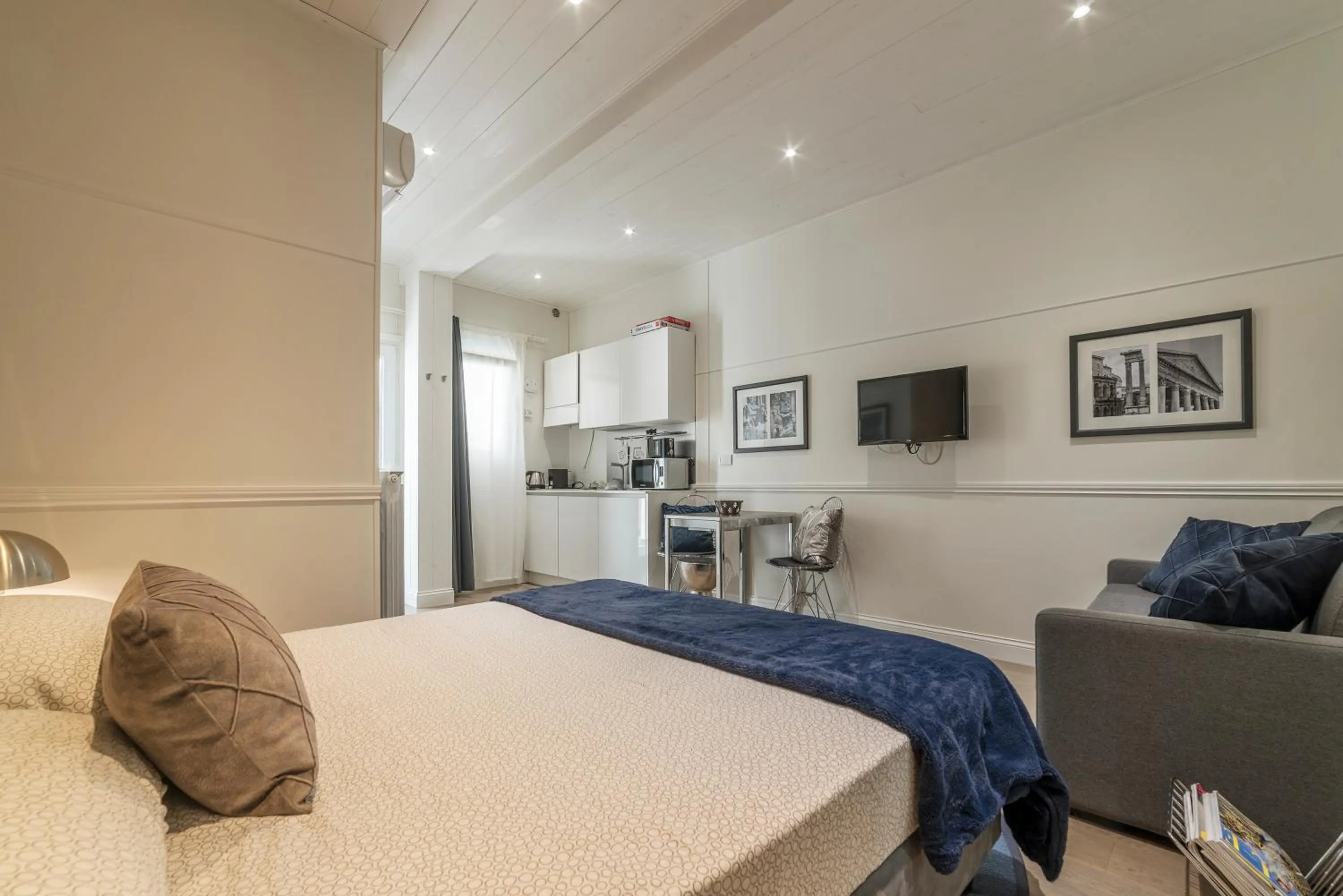 Photo of the whole room, Bed in Scala Santa & Laterano Open Space