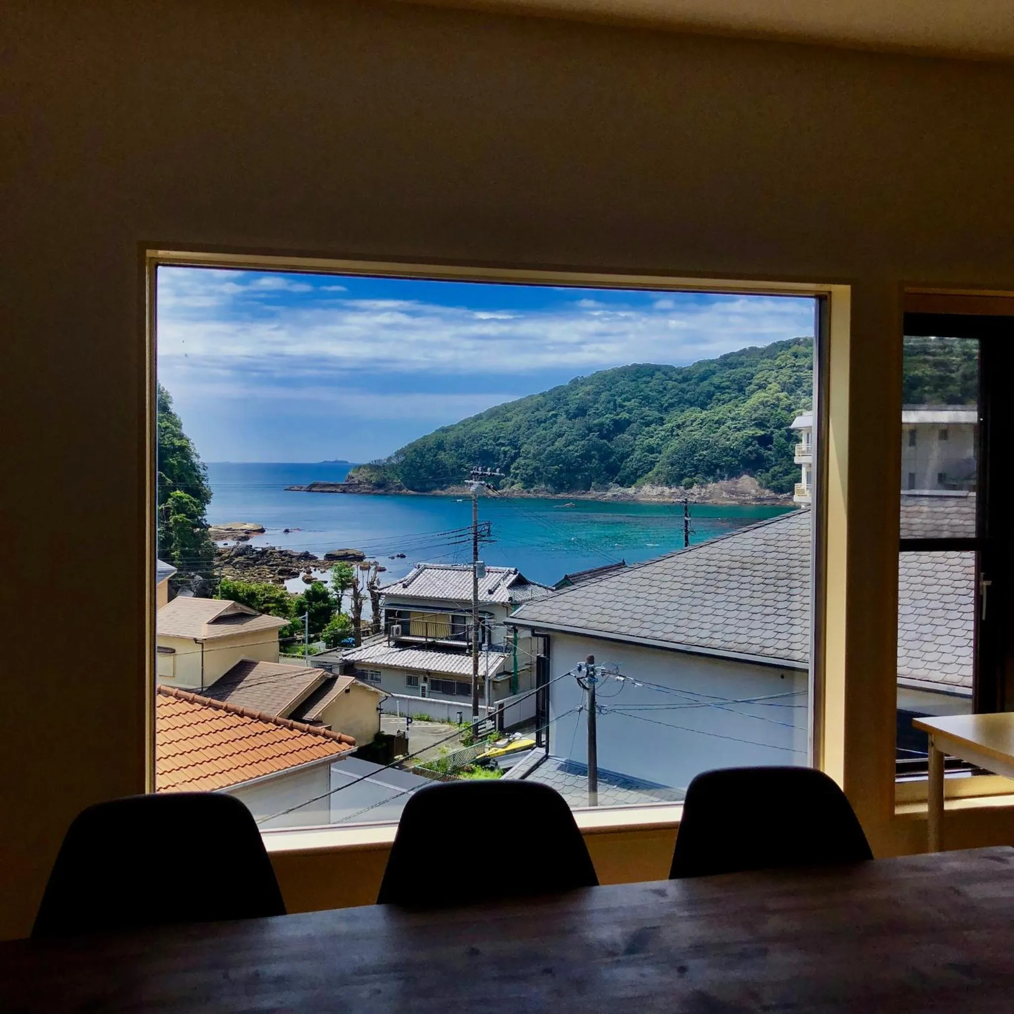 Communal lounge/ TV room in Guesthouse All you need - All rooms have an ocean view!