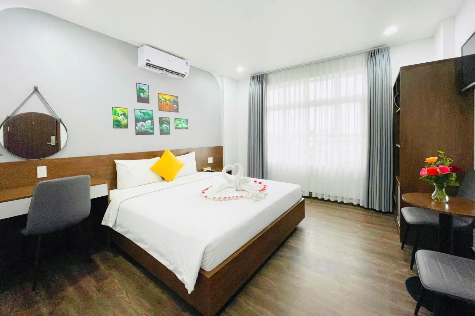 Photo of the whole room, Bed in Hue Royal Hotel