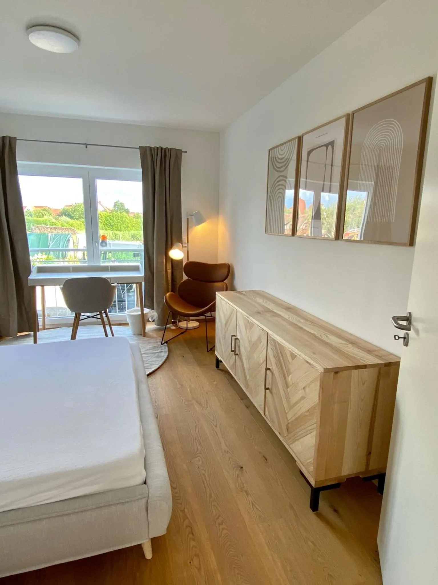 Photo of the whole room, Bed in Schoko-Apartments mit Bad & Küche