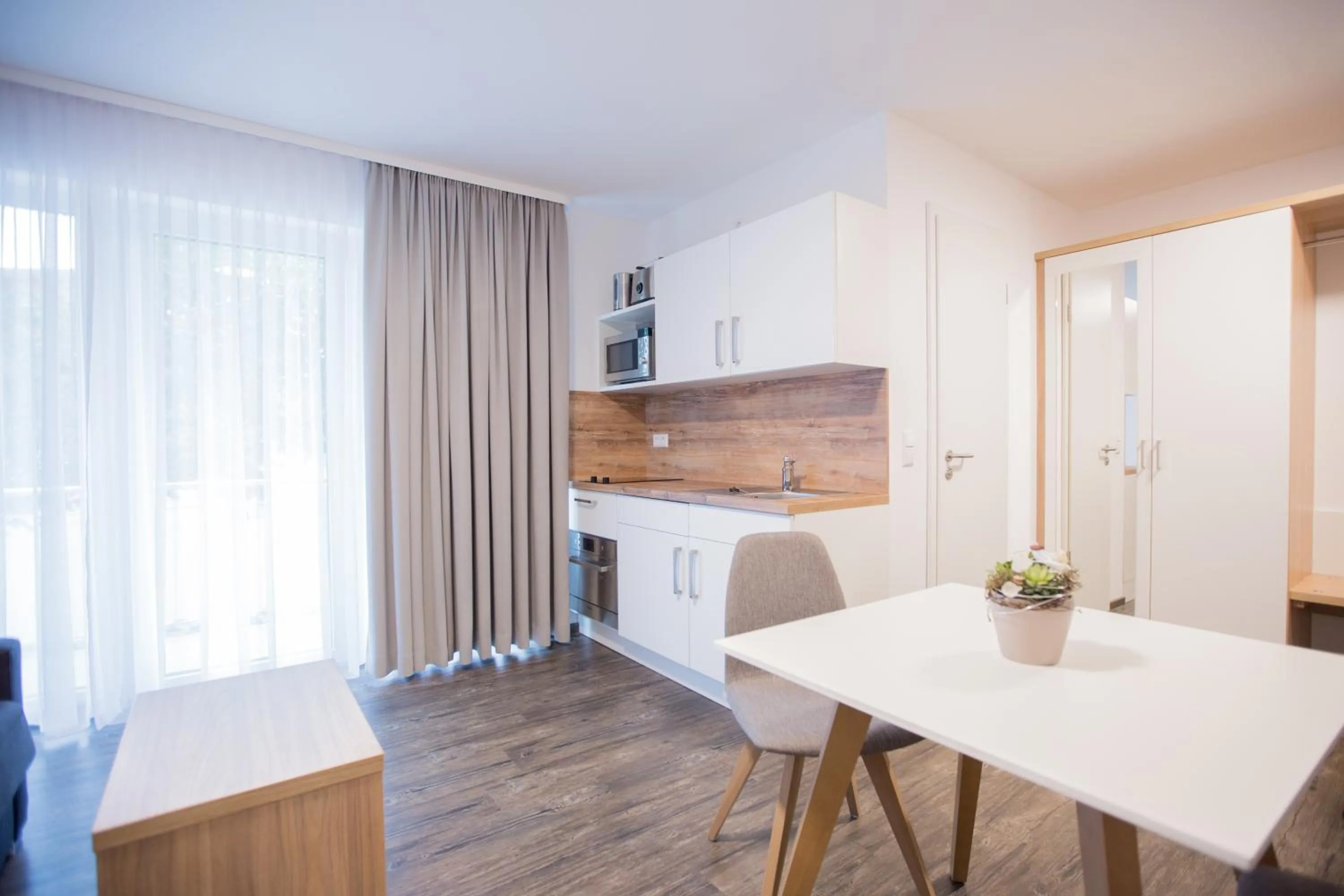 Photo of the whole room in Schoko-Apartments mit Bad & Küche