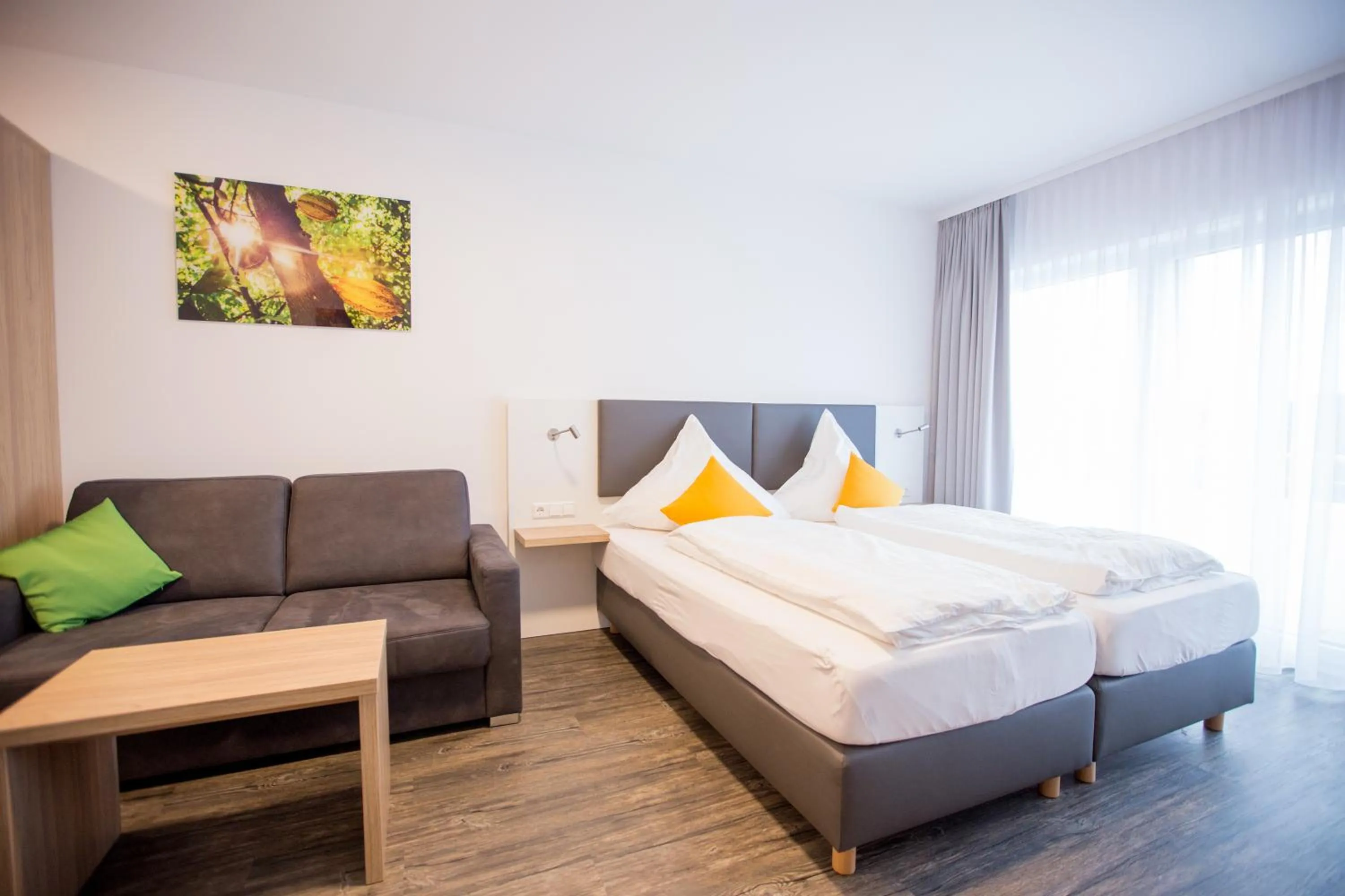 Photo of the whole room, Bed in Schoko-Apartments mit Bad & Küche