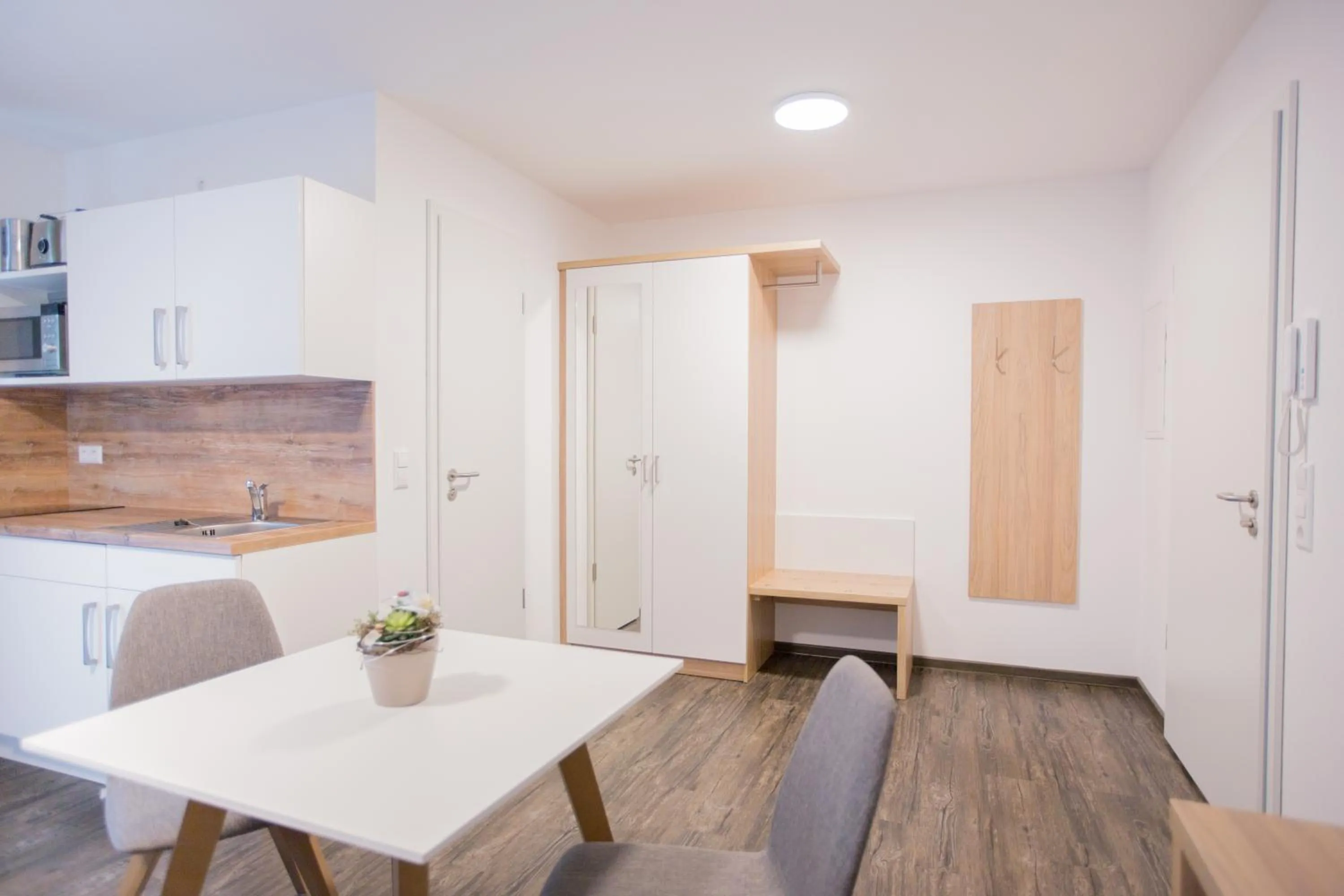 Photo of the whole room in Schoko-Apartments mit Bad & Küche