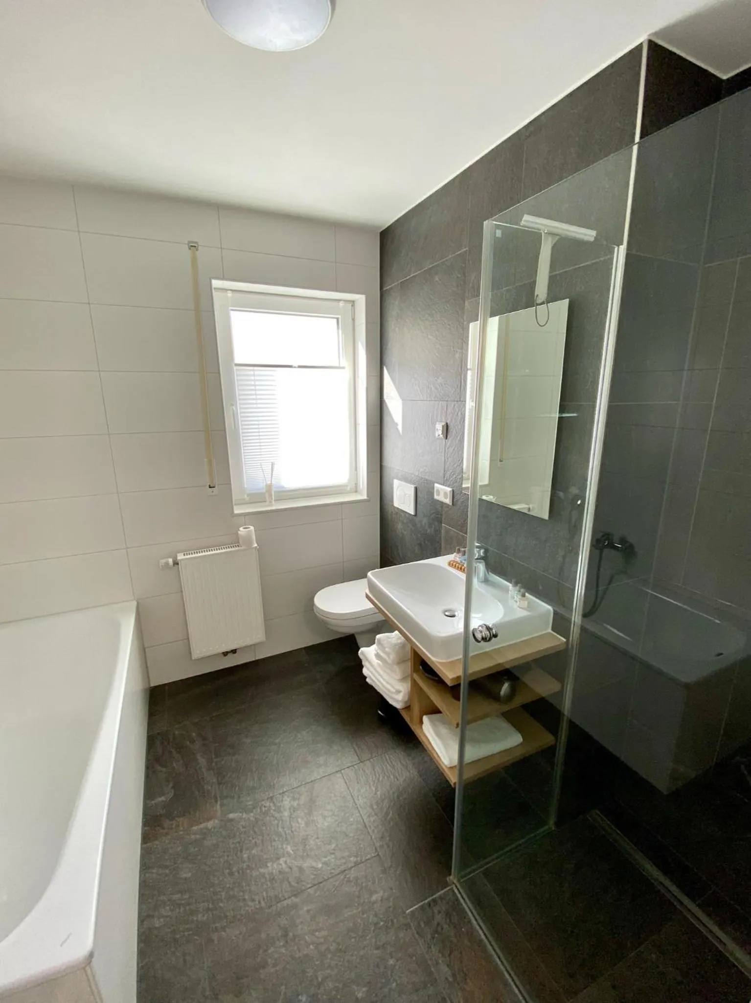 Bathroom in Schoko-Apartments mit Bad & Küche