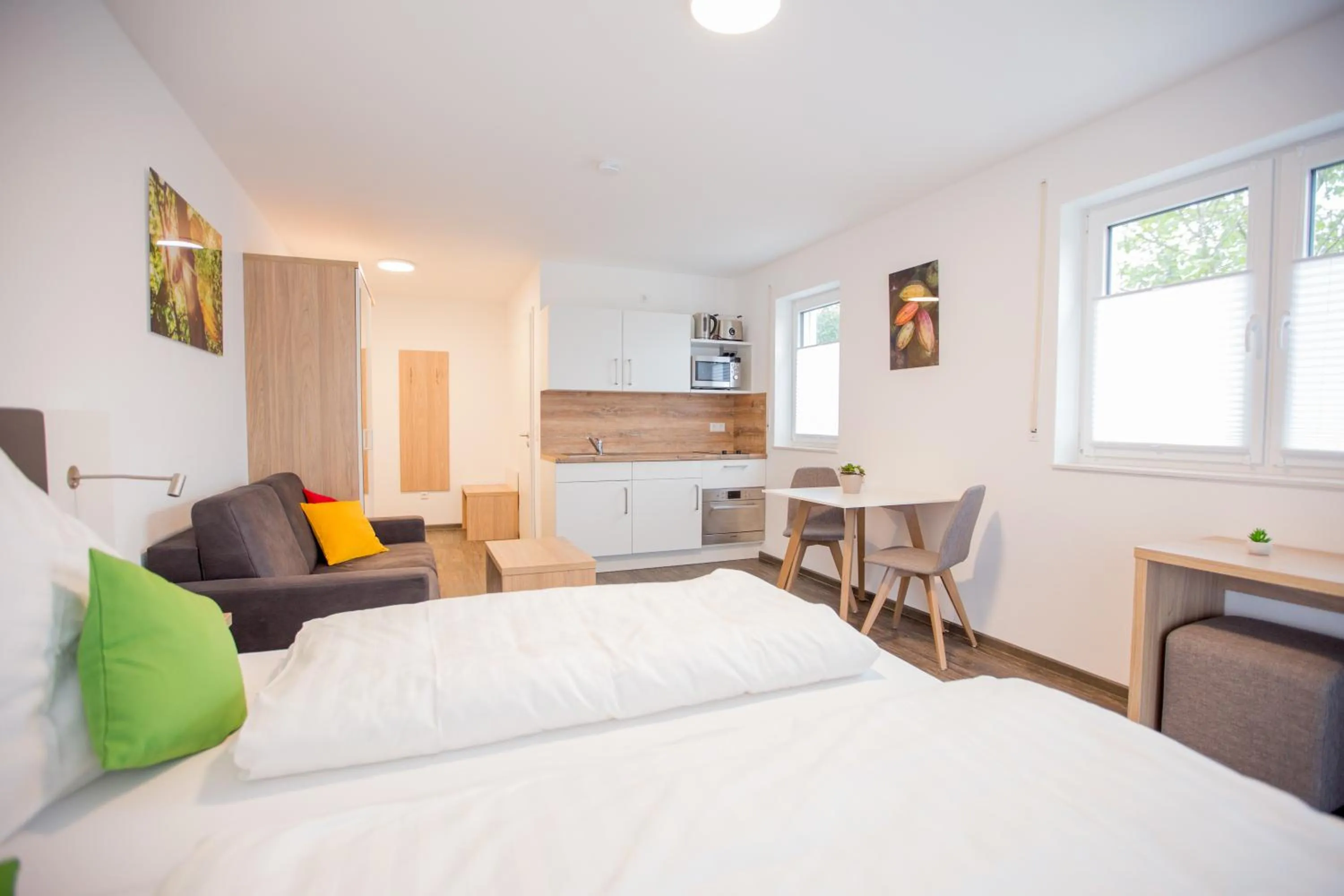 Photo of the whole room, Bed in Schoko-Apartments mit Bad & Küche