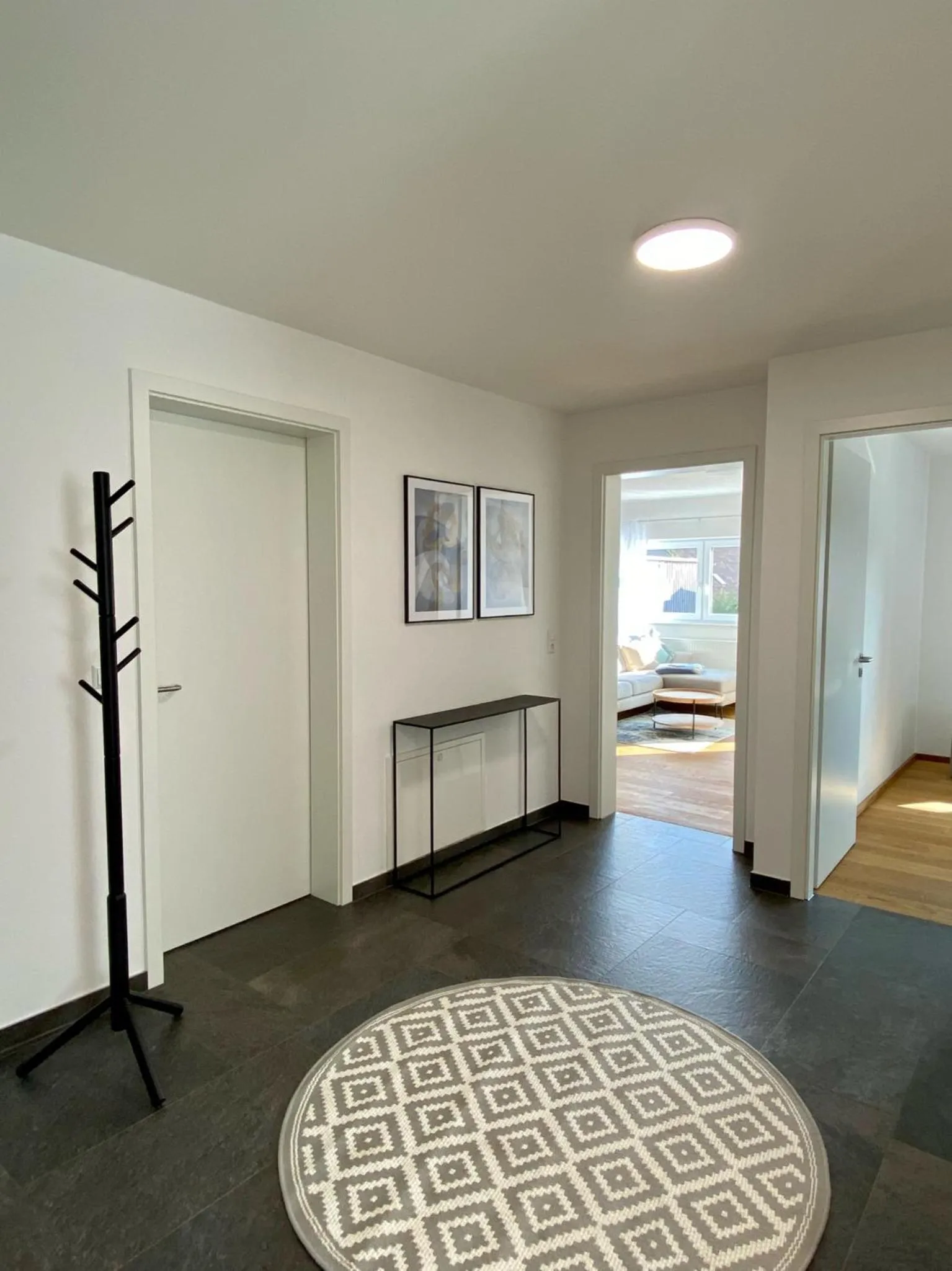 Photo of the whole room in Schoko-Apartments mit Bad & Küche