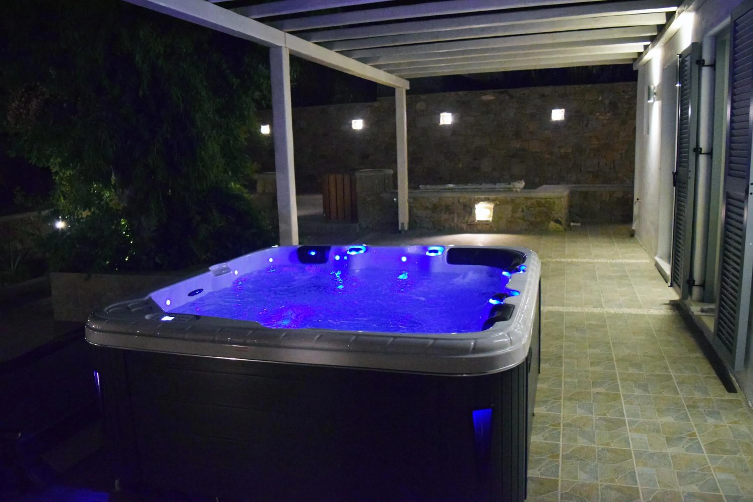 Hot Tub in Giannoulaki Resort