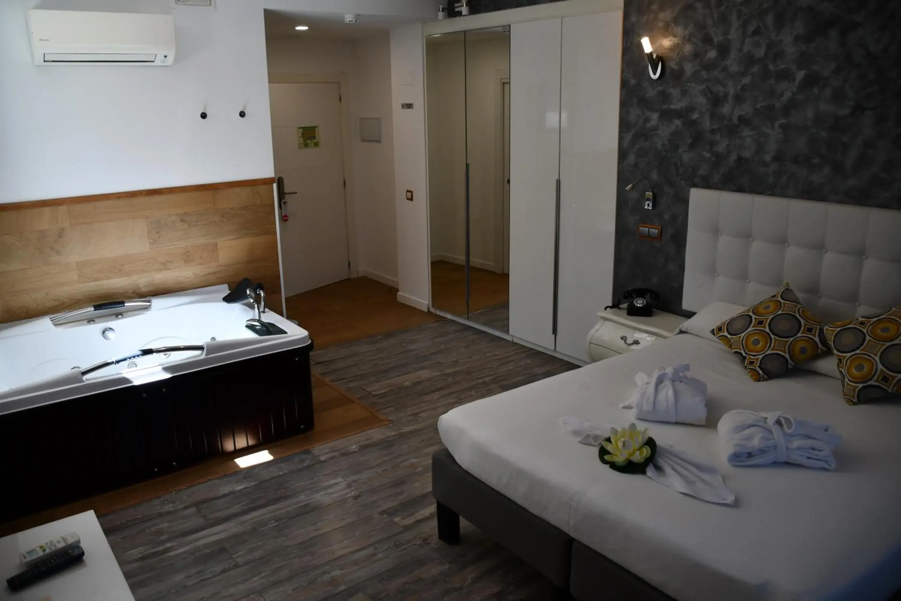 Junior Suite Deluxe with big jacuzzi in Habitaciones Premium Finca la Casona Junior Suite Deluxe with big jacuzzi in Habitaciones Premium Finca la Casona