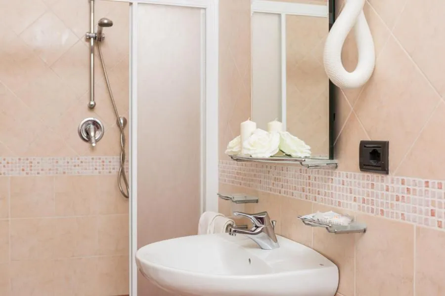 Bathroom in Hotel La Pace - Bianchi Hotels