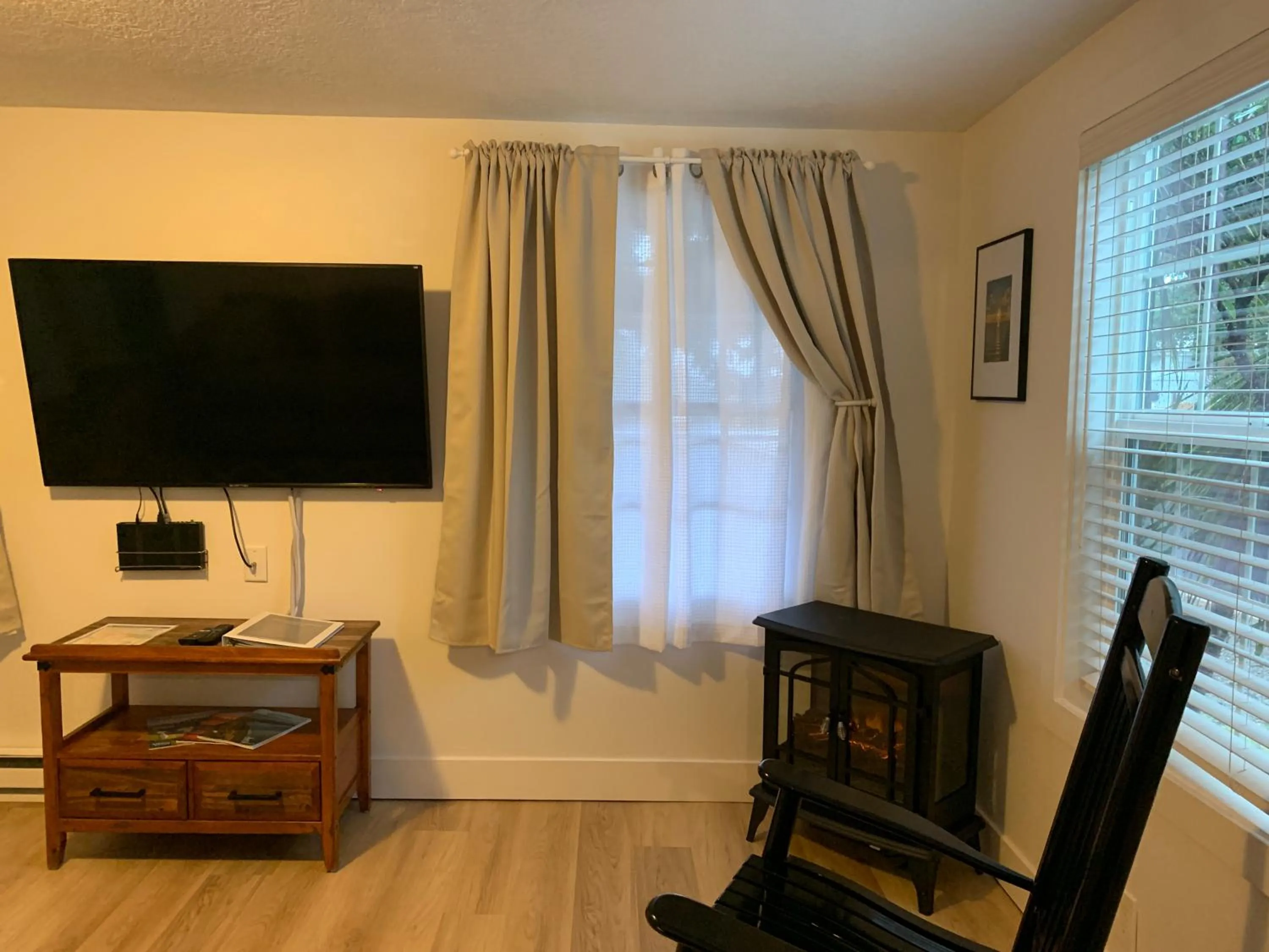 Communal lounge/ TV room in San Dune Inn