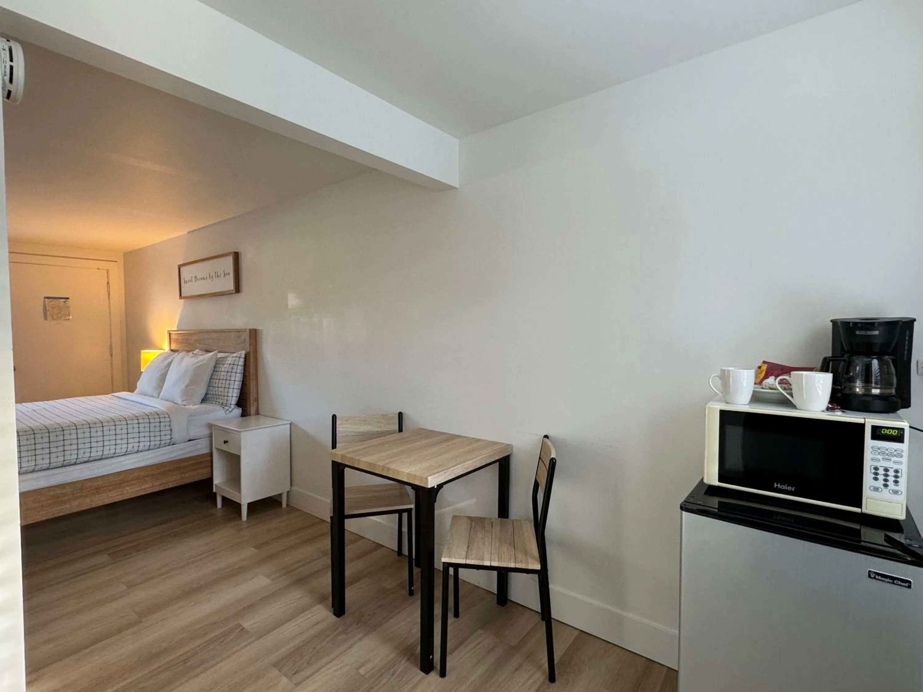Seating area, Bed in San Dune Inn