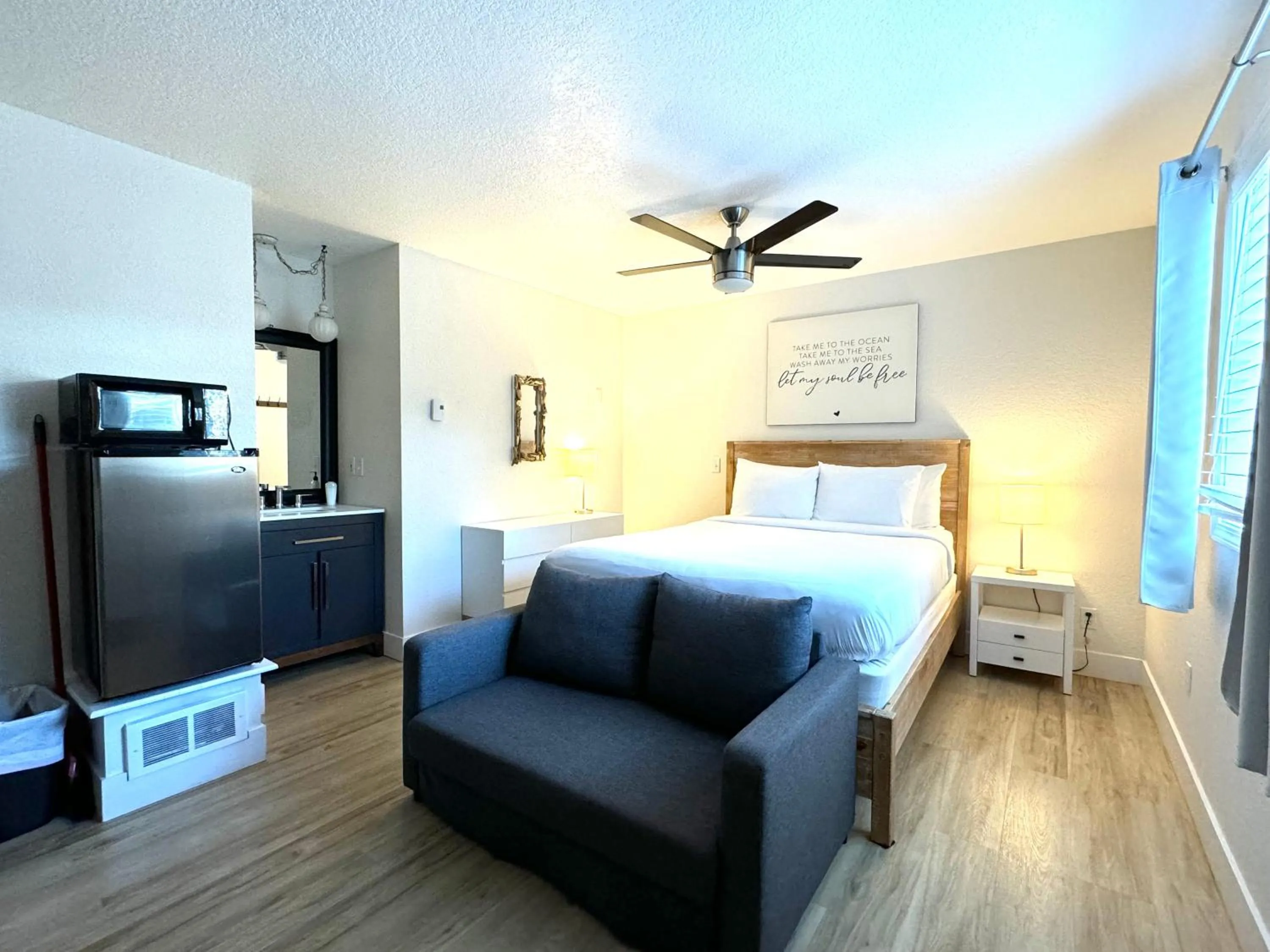 Photo of the whole room, Bed in San Dune Inn