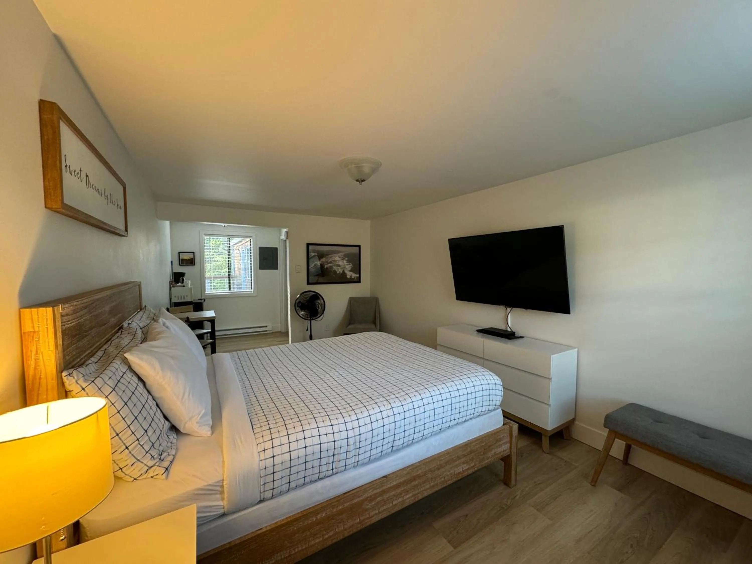 Photo of the whole room, Bed in San Dune Inn