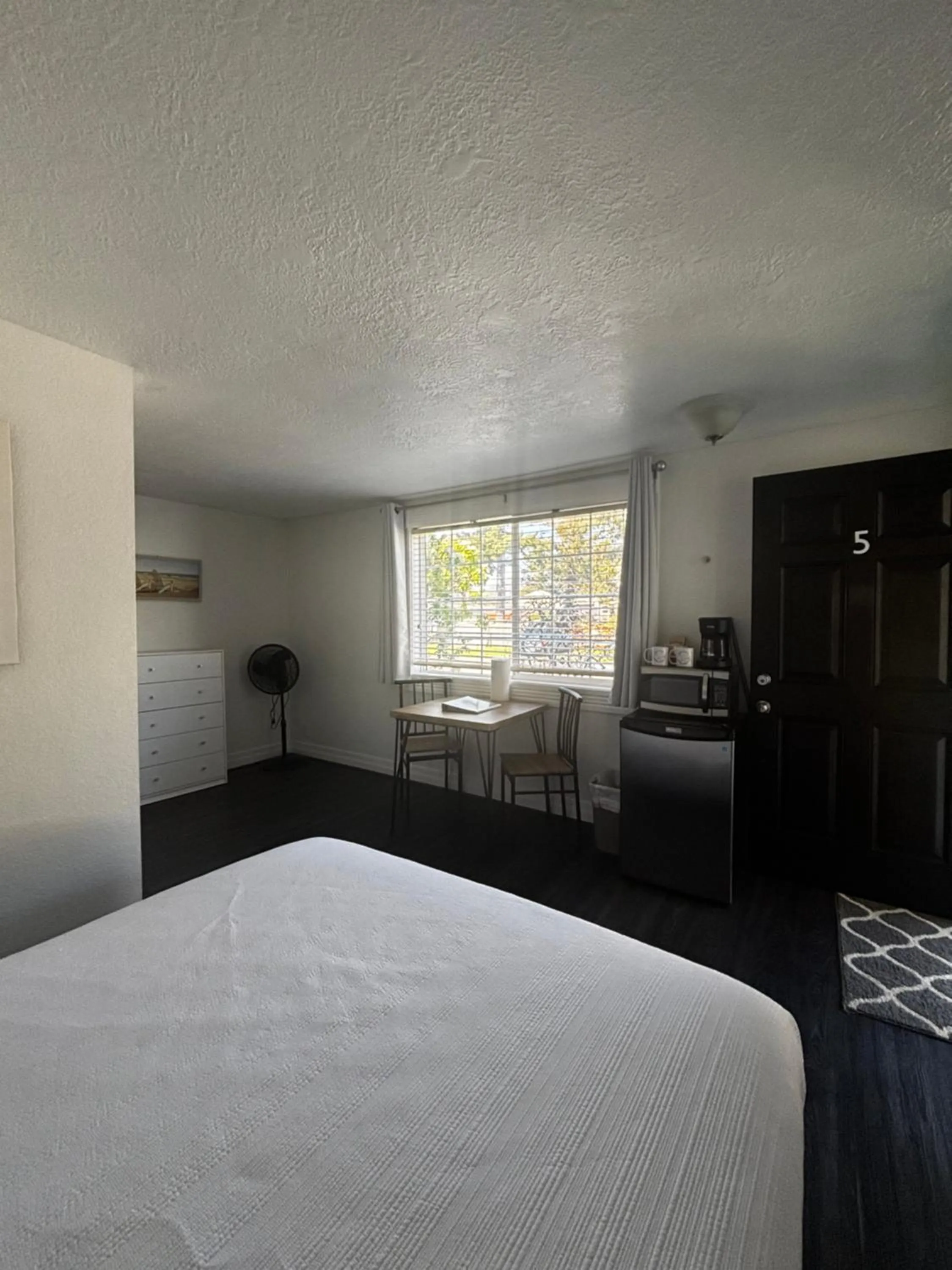 Dining area, Bed in San Dune Inn