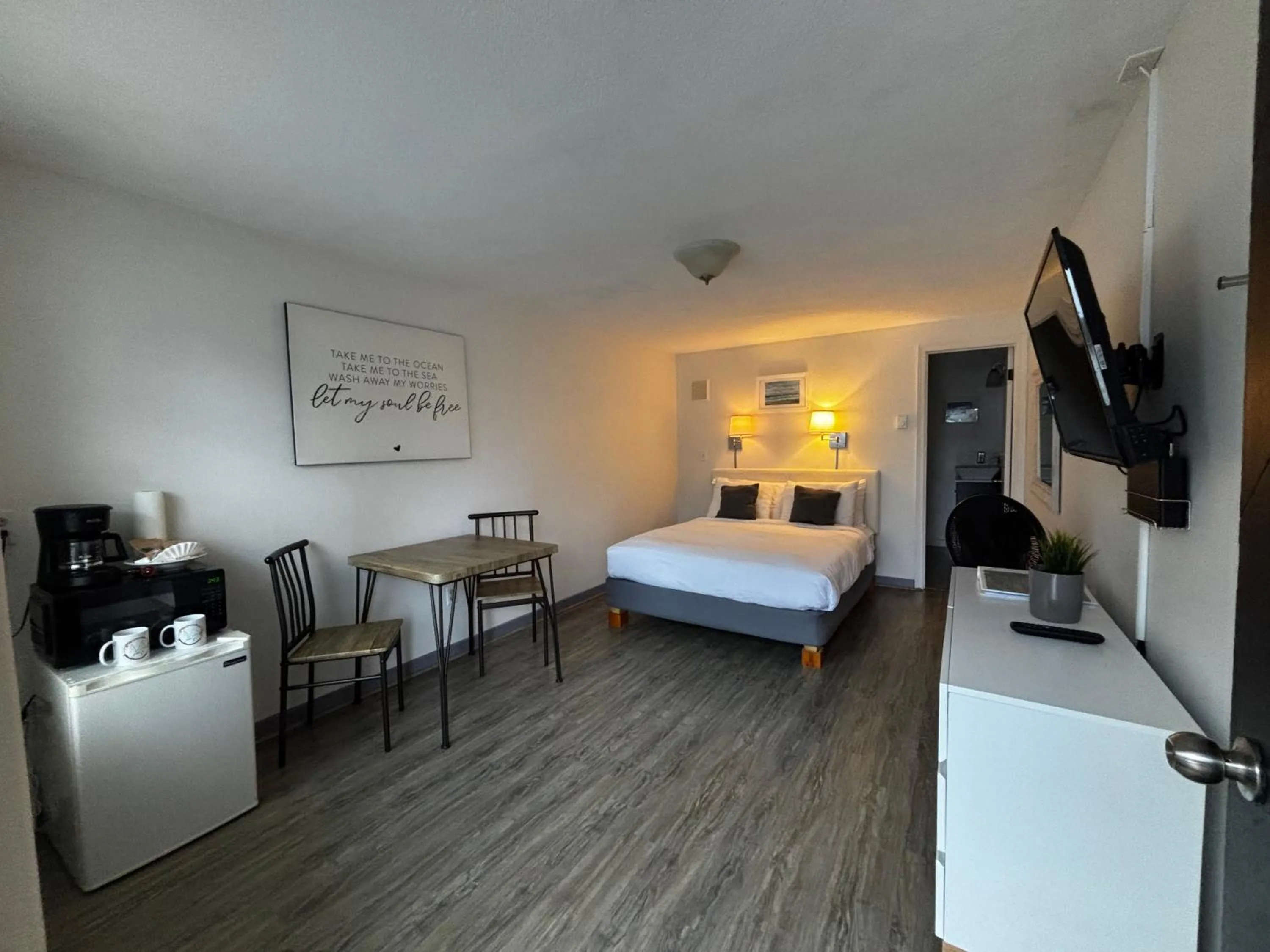 Photo of the whole room, Bed in San Dune Inn