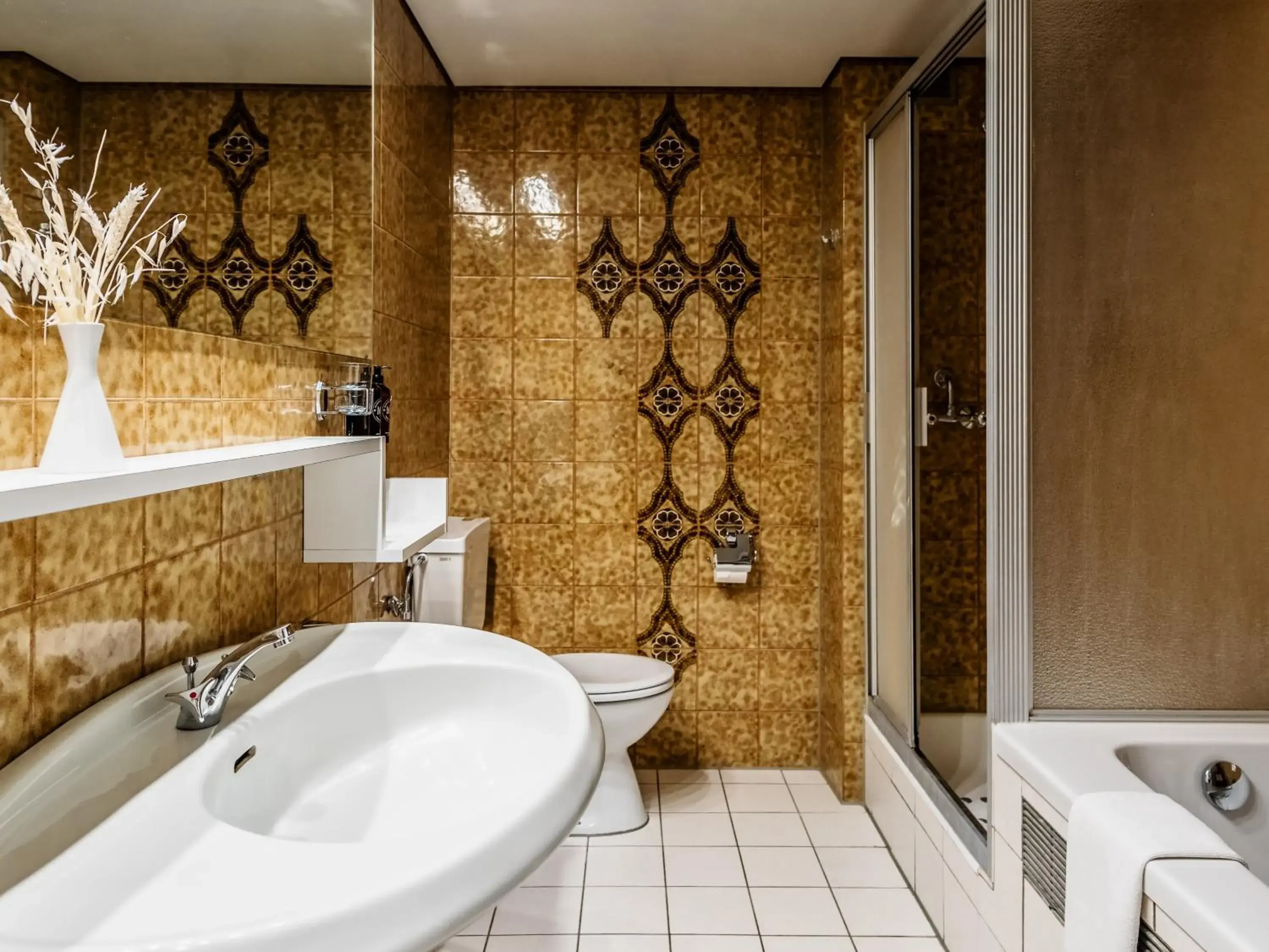 Bathroom in Hotel Royal Bathroom in Hotel Royal