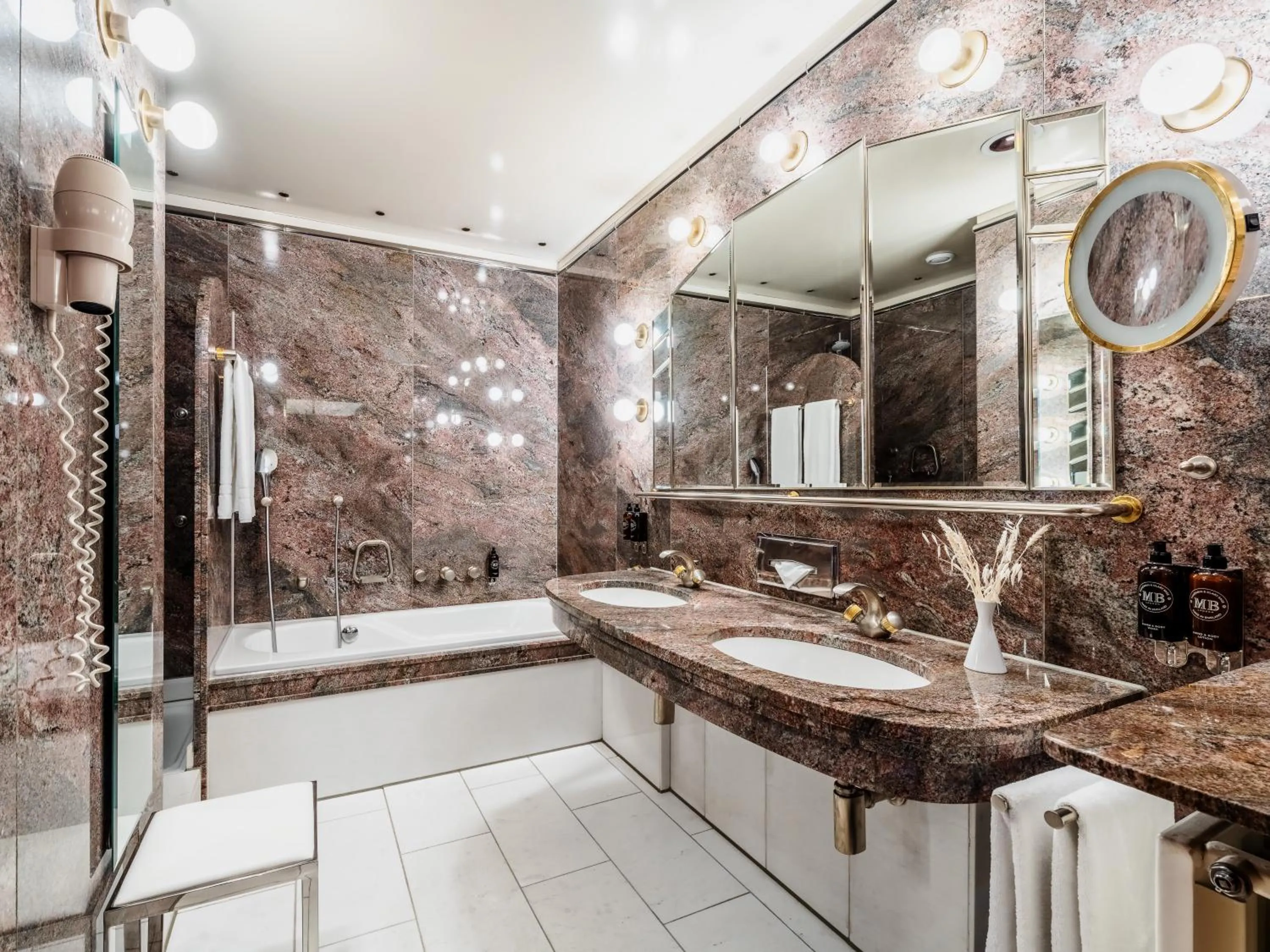 Bathroom in Hotel Royal