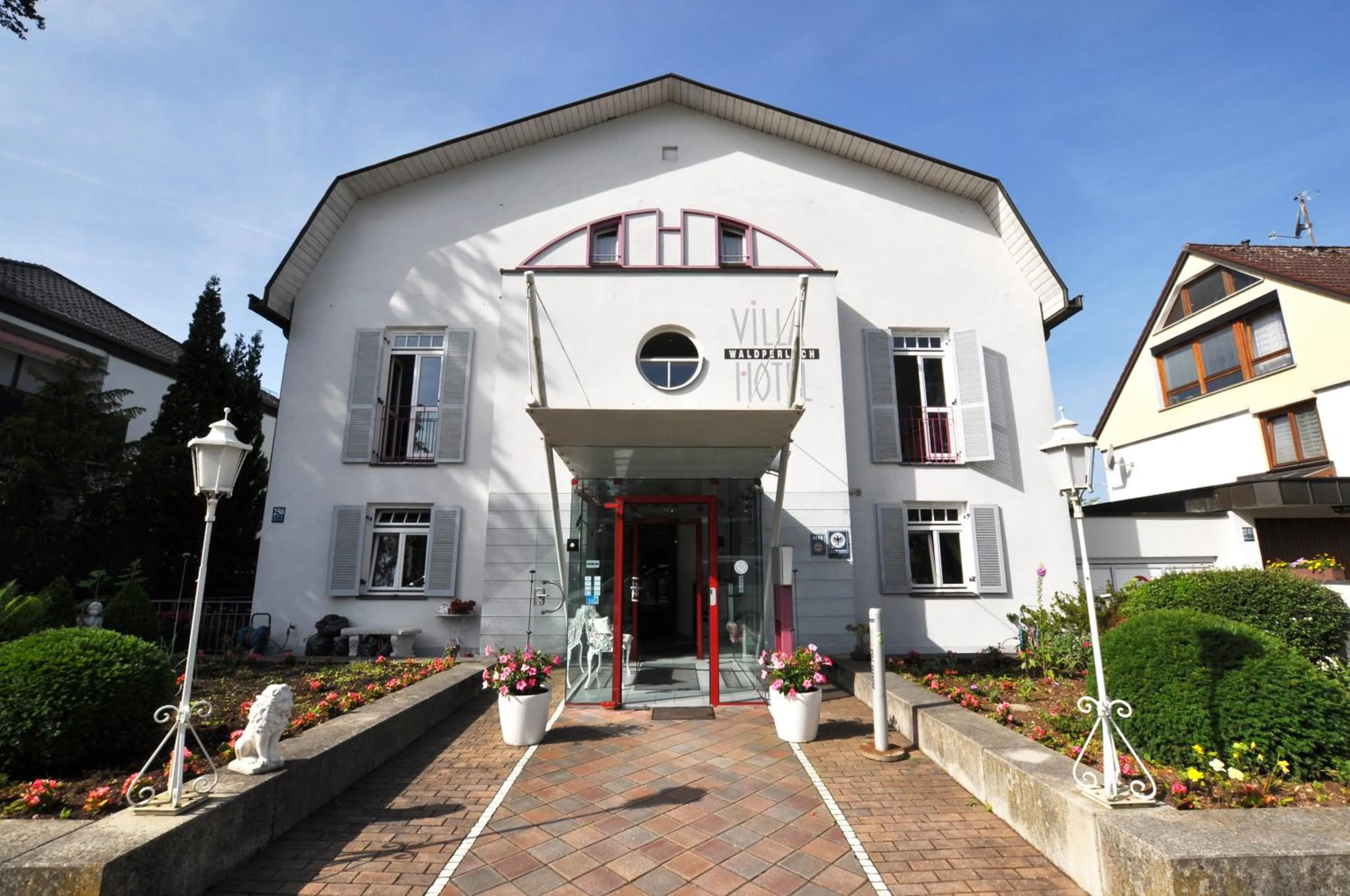 Property building in Villa Waldperlach by Blattl