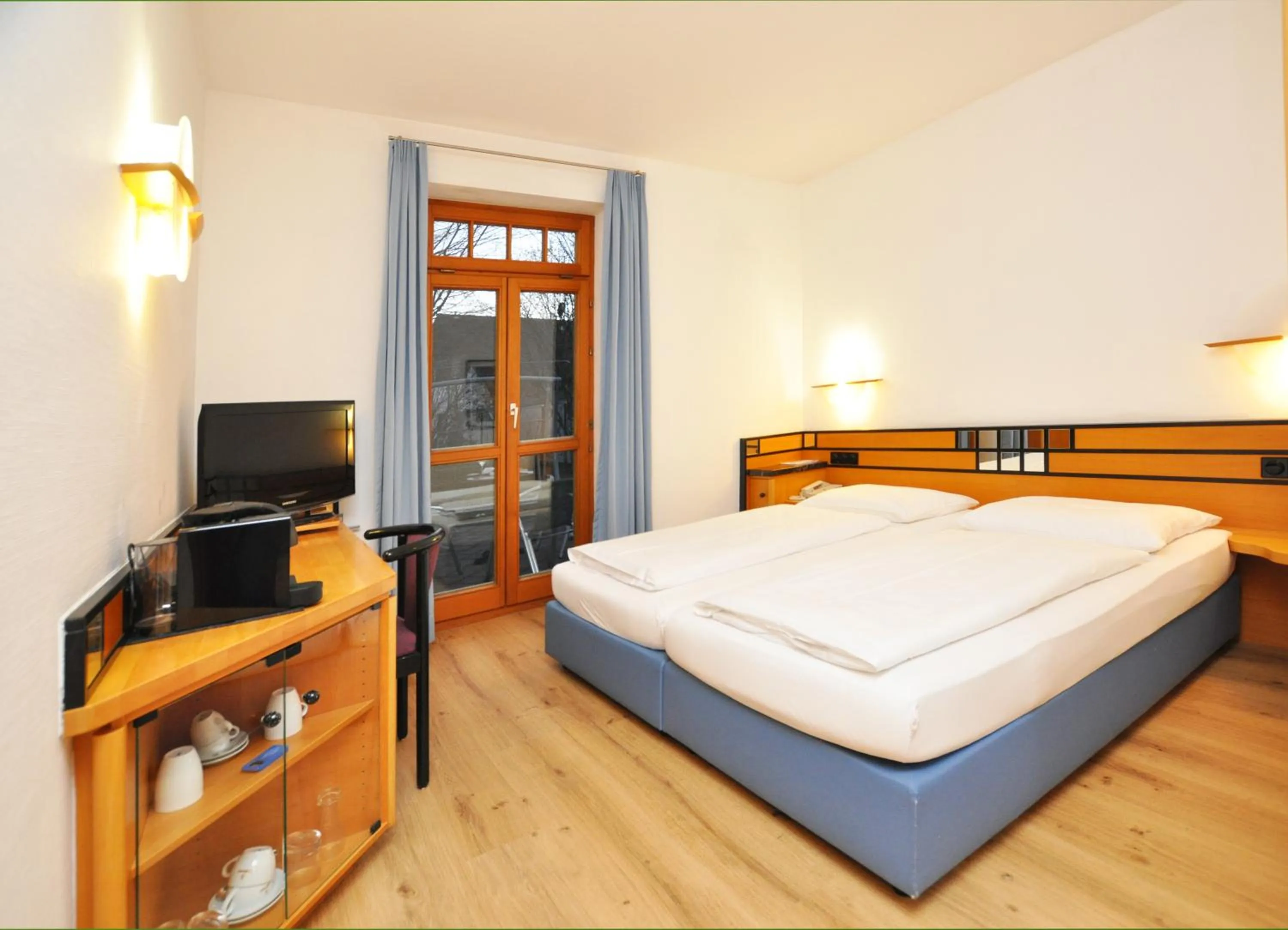 Photo of the whole room, Bed in Villa Waldperlach by Blattl