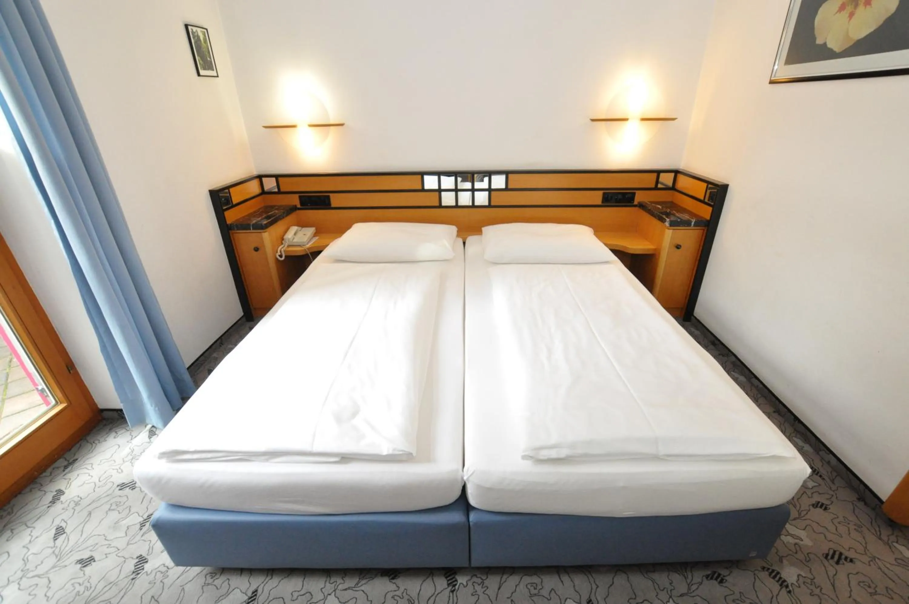 Photo of the whole room, Bed in Villa Waldperlach by Blattl