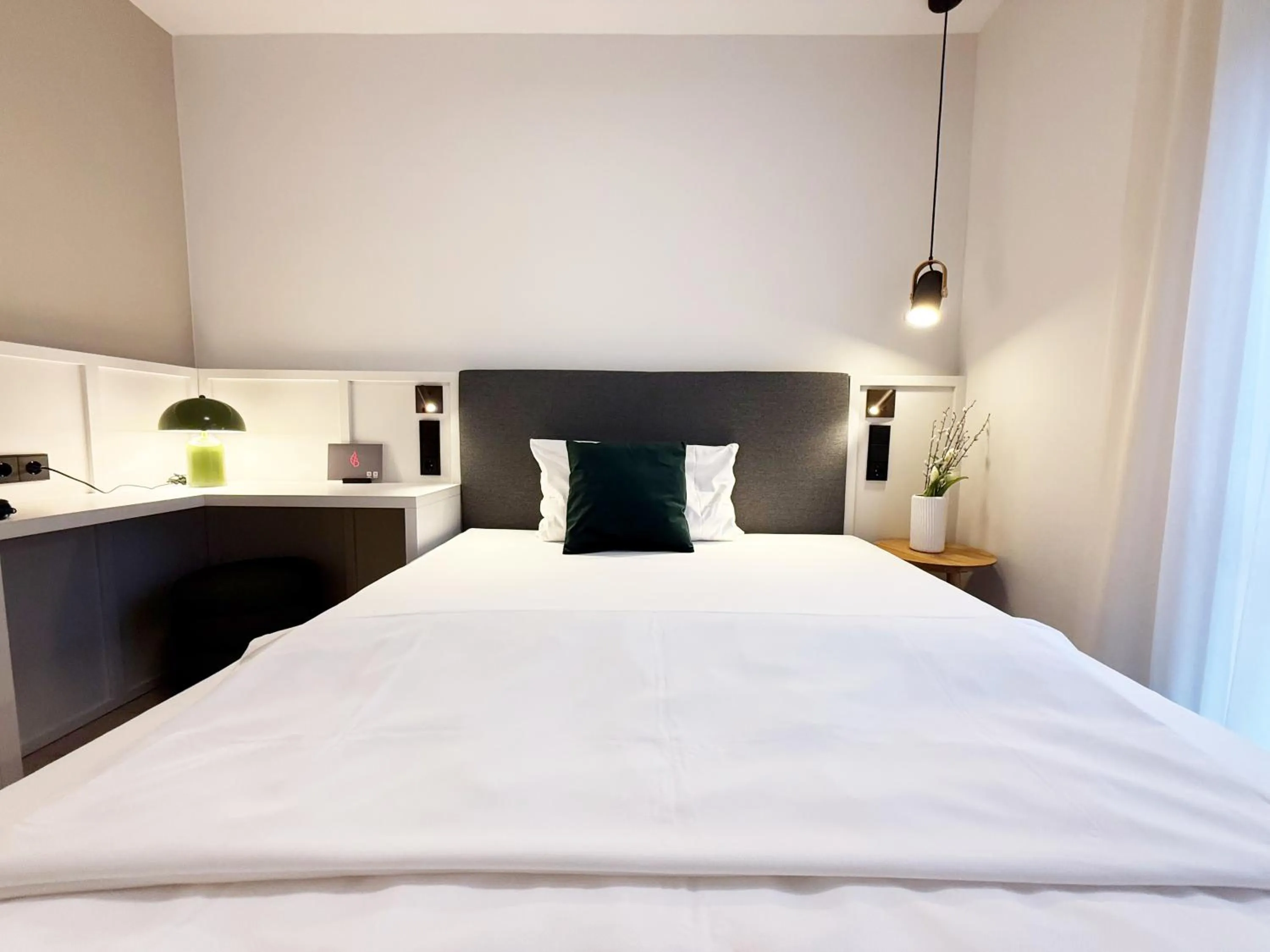 Bed in Villa Waldperlach by Blattl