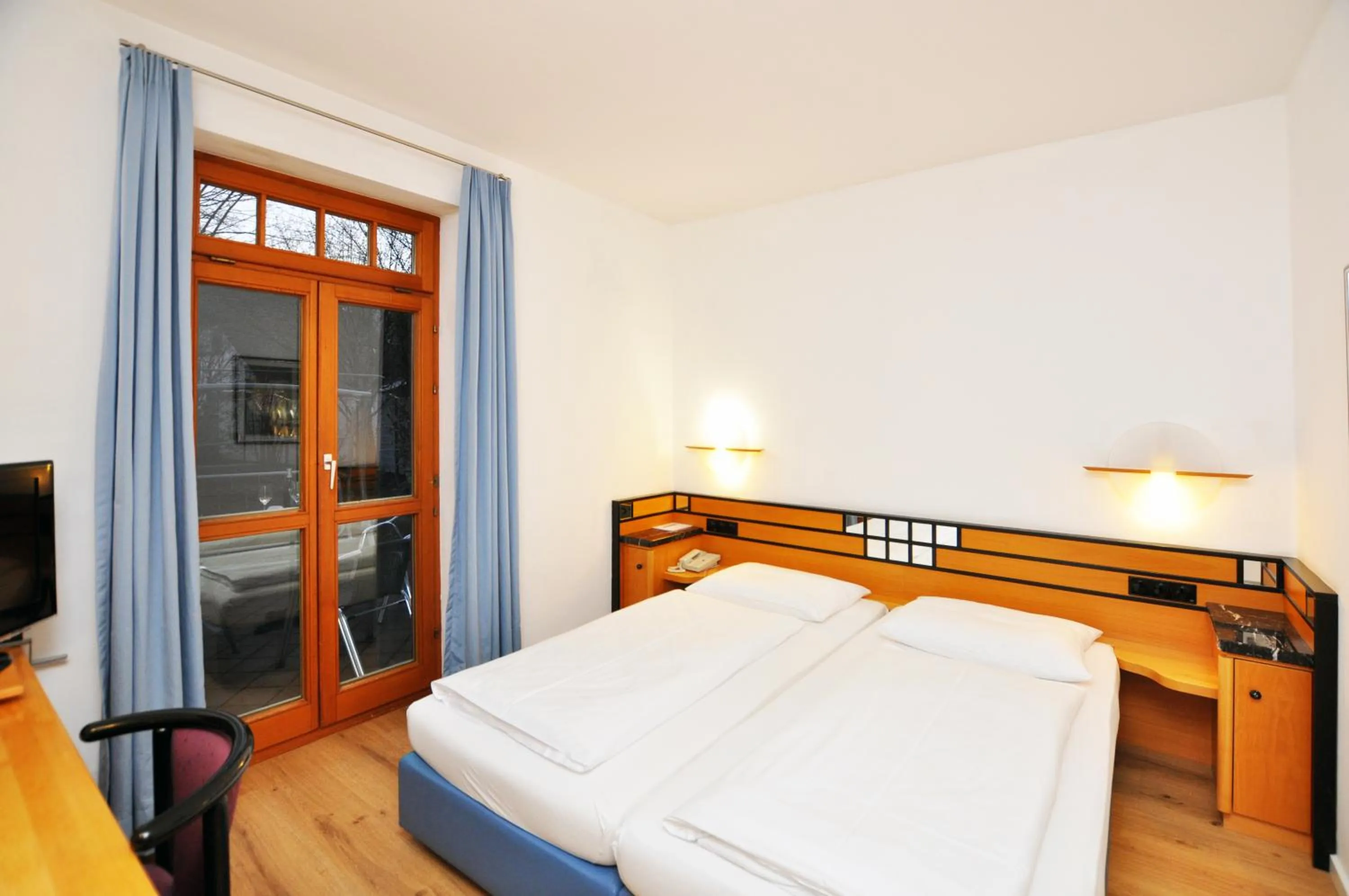 Photo of the whole room, Bed in Villa Waldperlach by Blattl