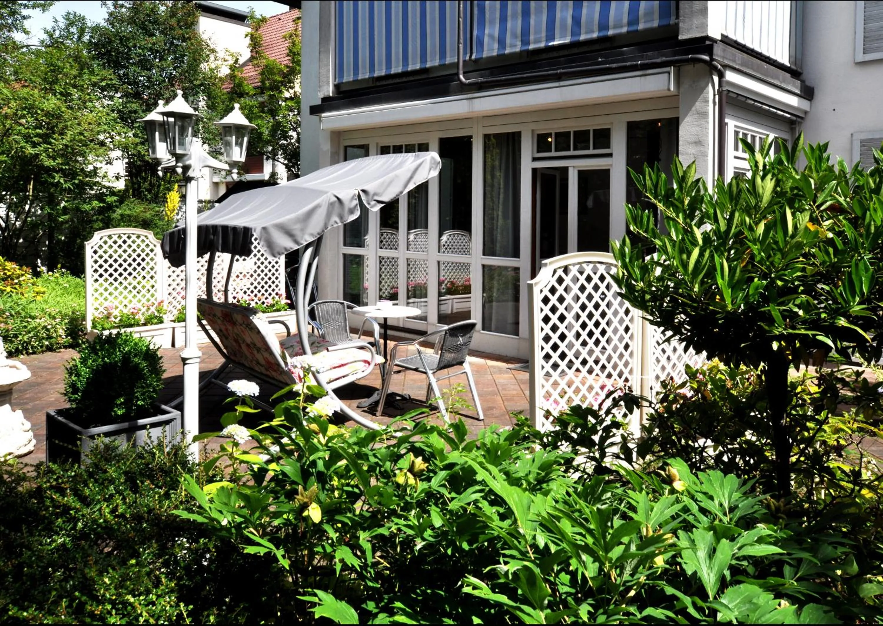 Garden in Villa Waldperlach by Blattl