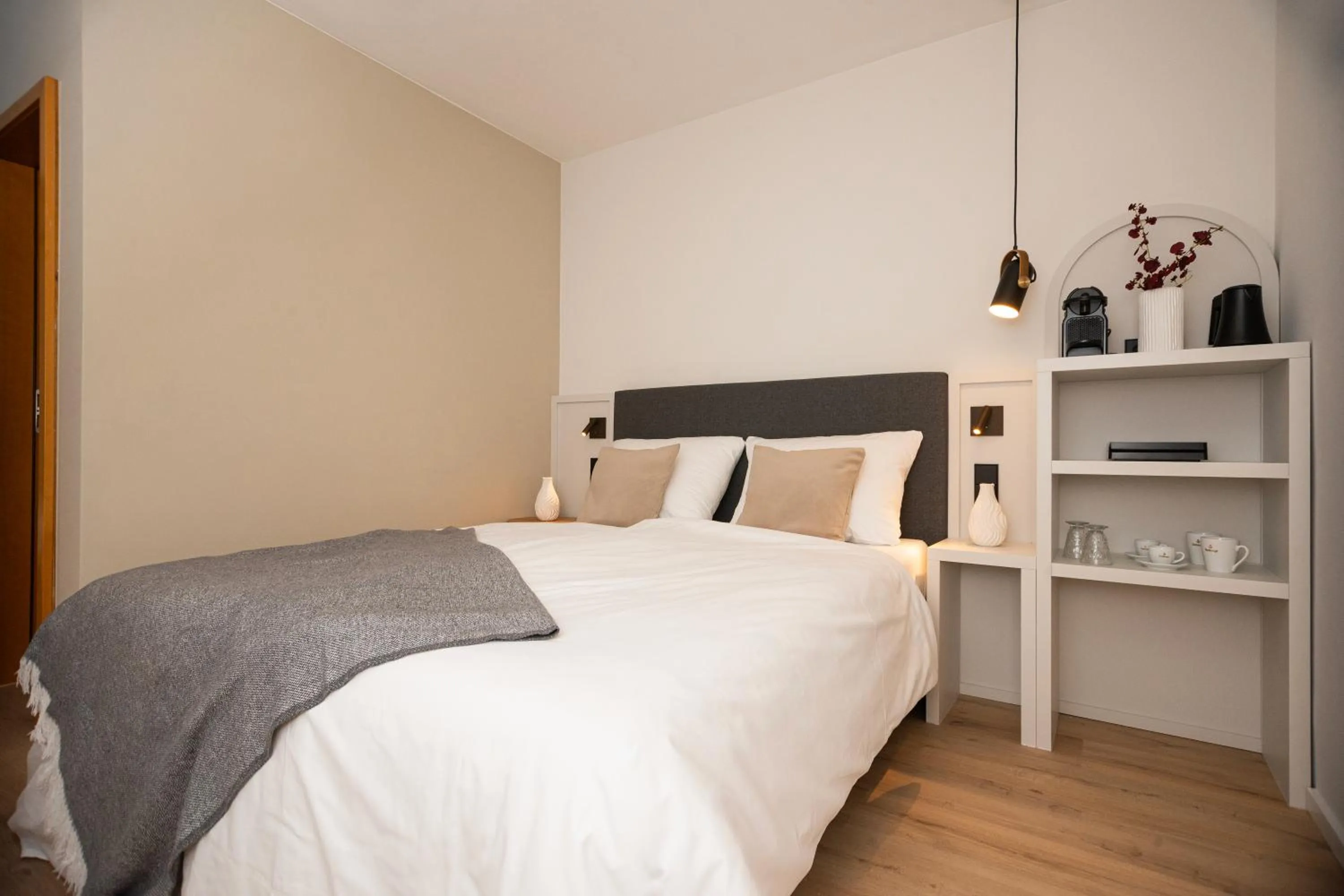 Bed in Villa Waldperlach by Blattl