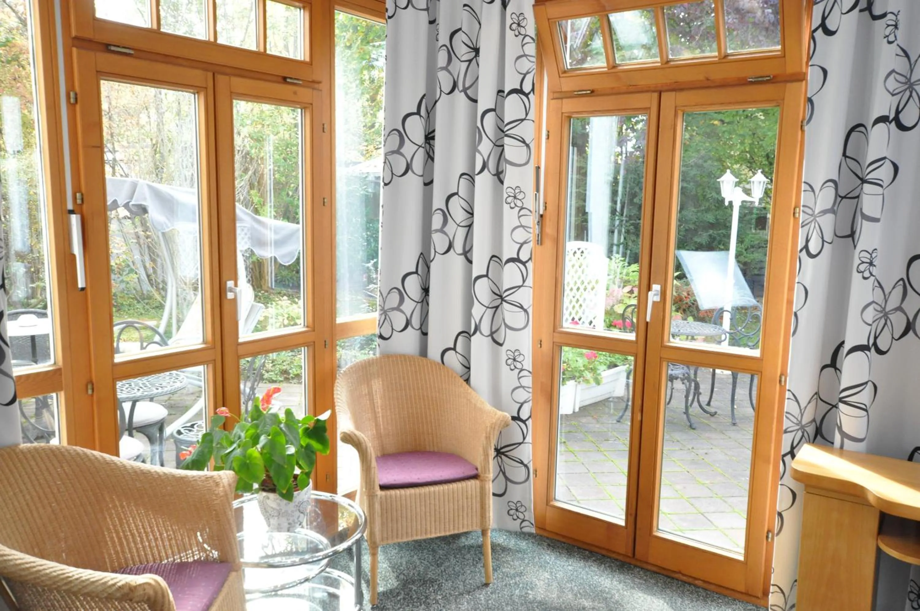 Balcony/Terrace in Villa Waldperlach by Blattl