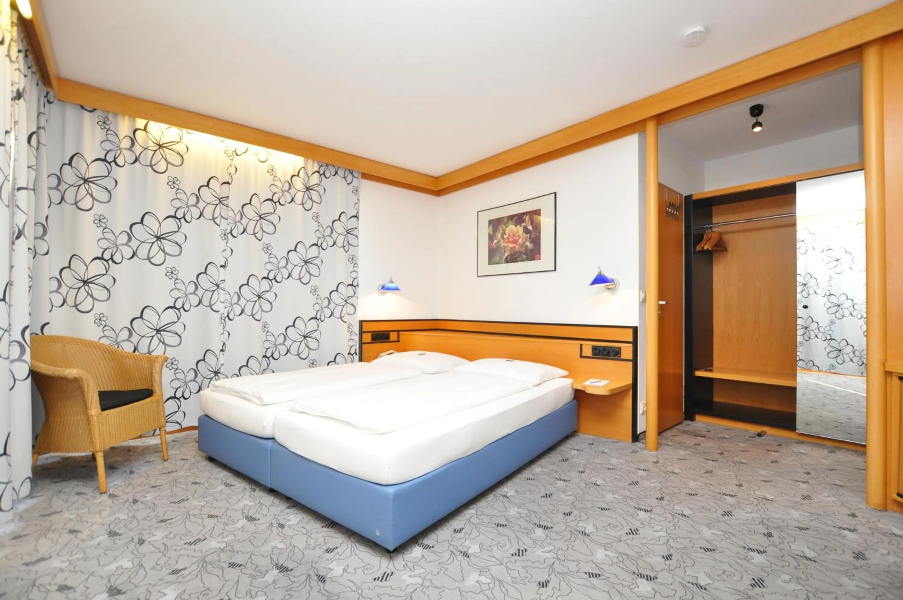 Photo of the whole room, Bed in Villa Waldperlach by Blattl