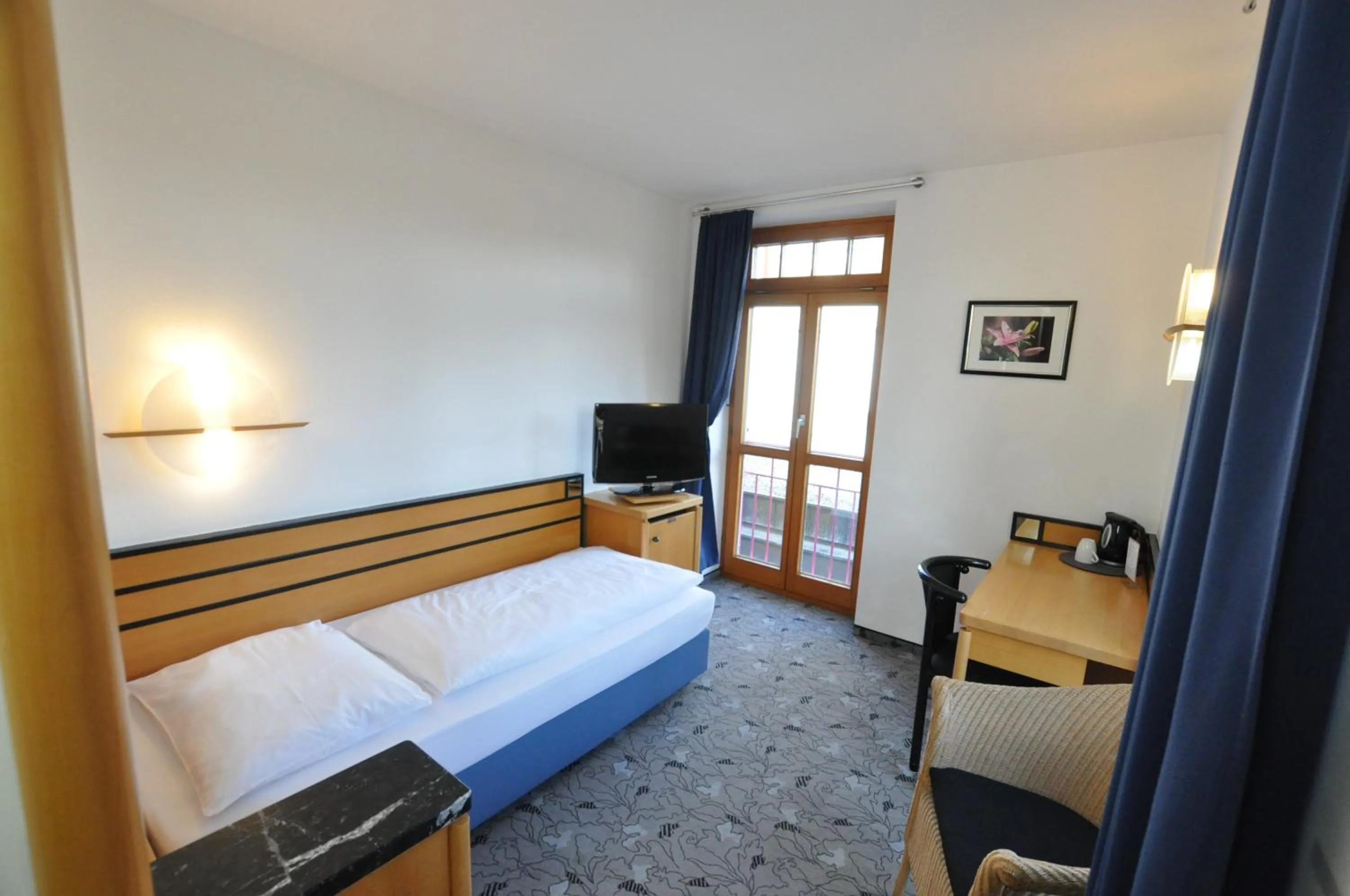 Photo of the whole room, Bed in Villa Waldperlach by Blattl