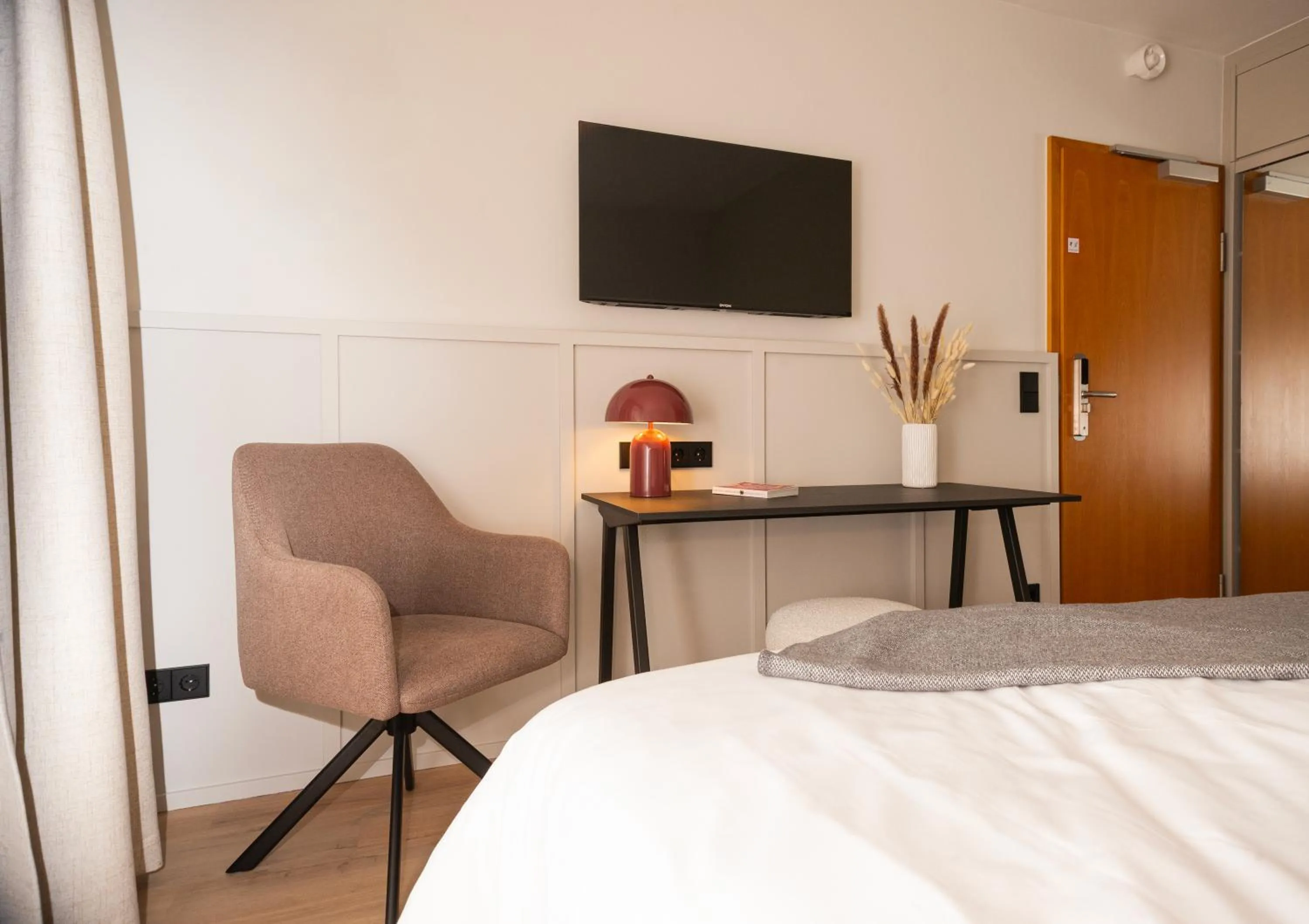 Seating area, Bed in Villa Waldperlach by Blattl