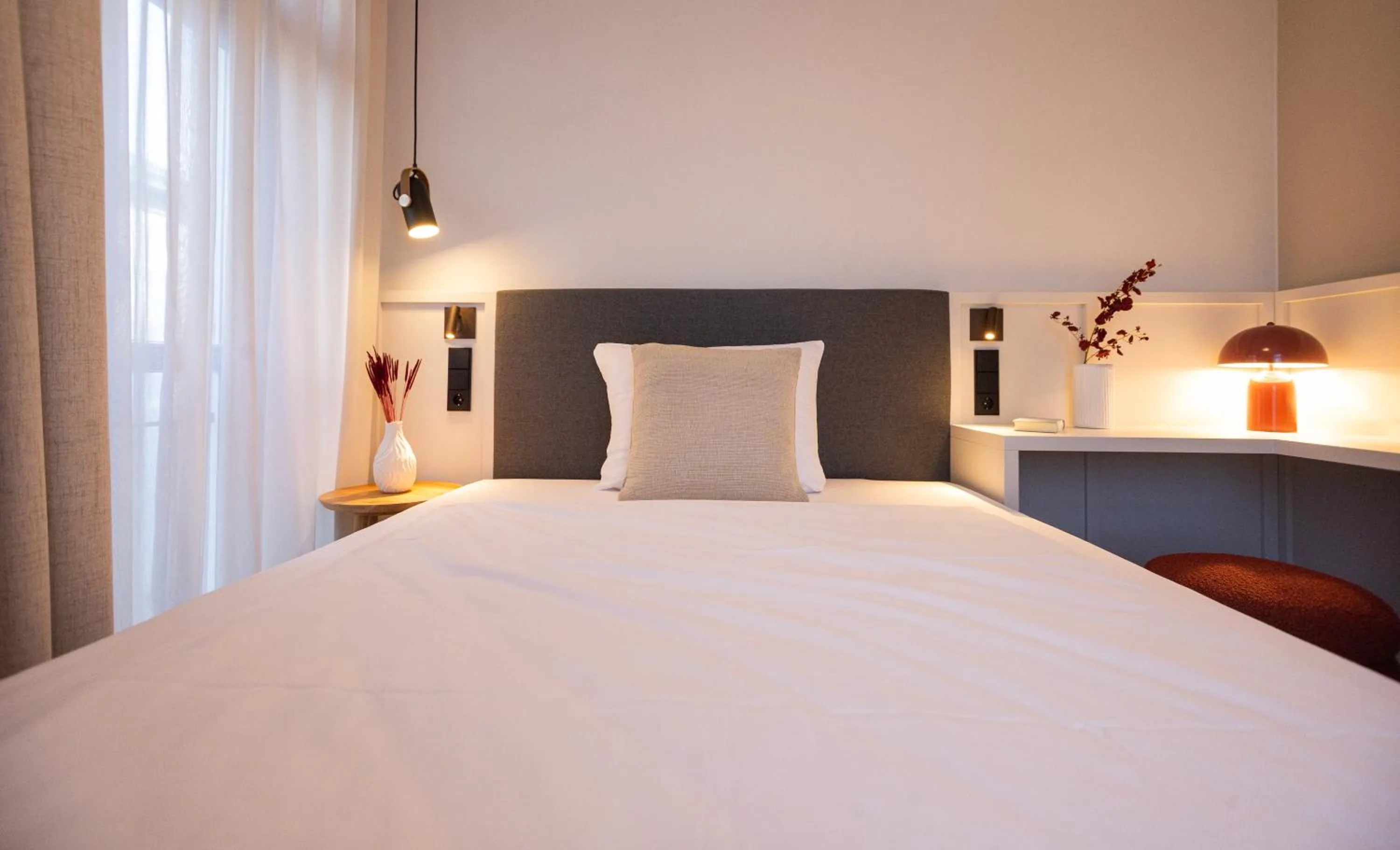 Bed in Villa Waldperlach by Blattl