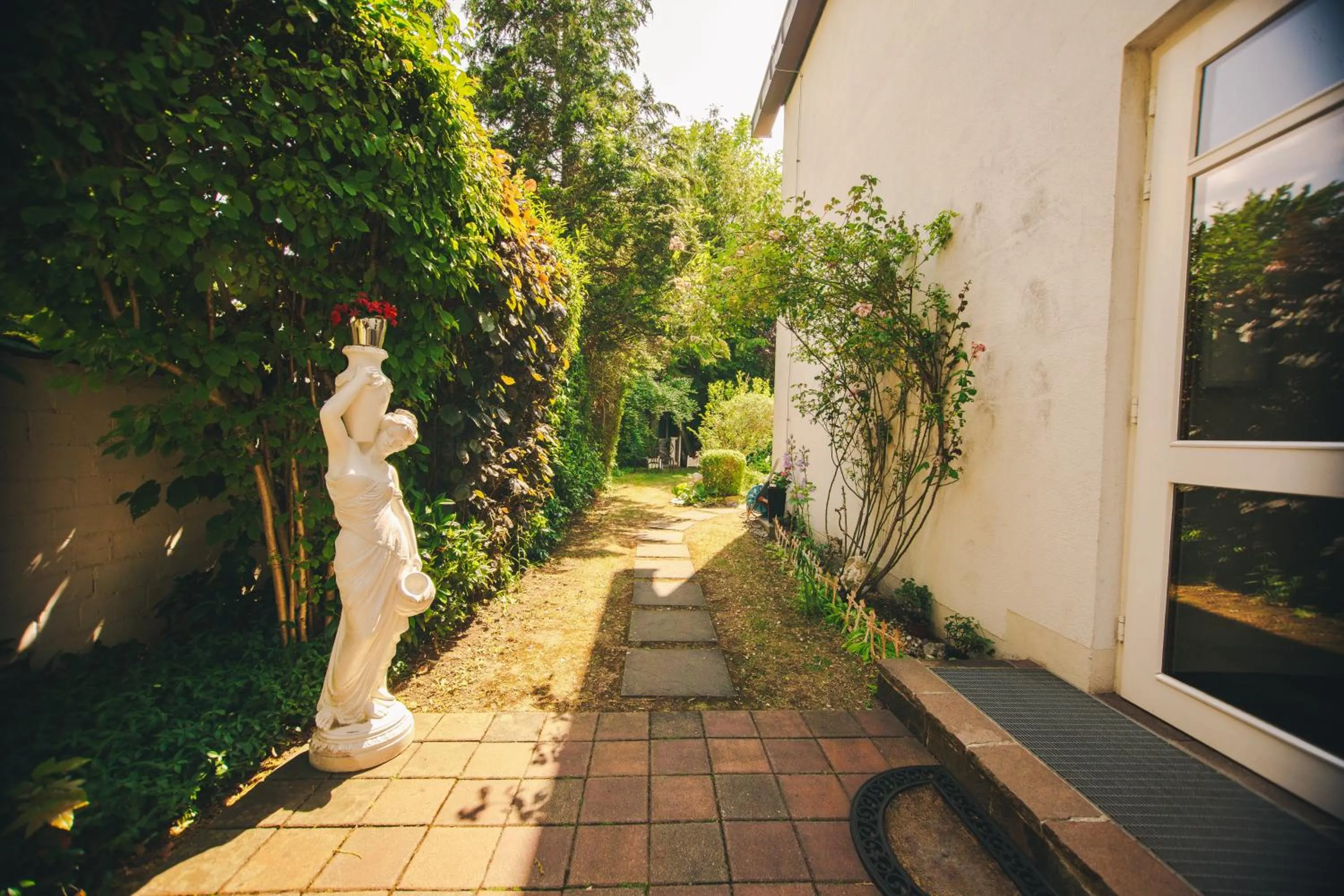 Garden in Villa Waldperlach by Blattl