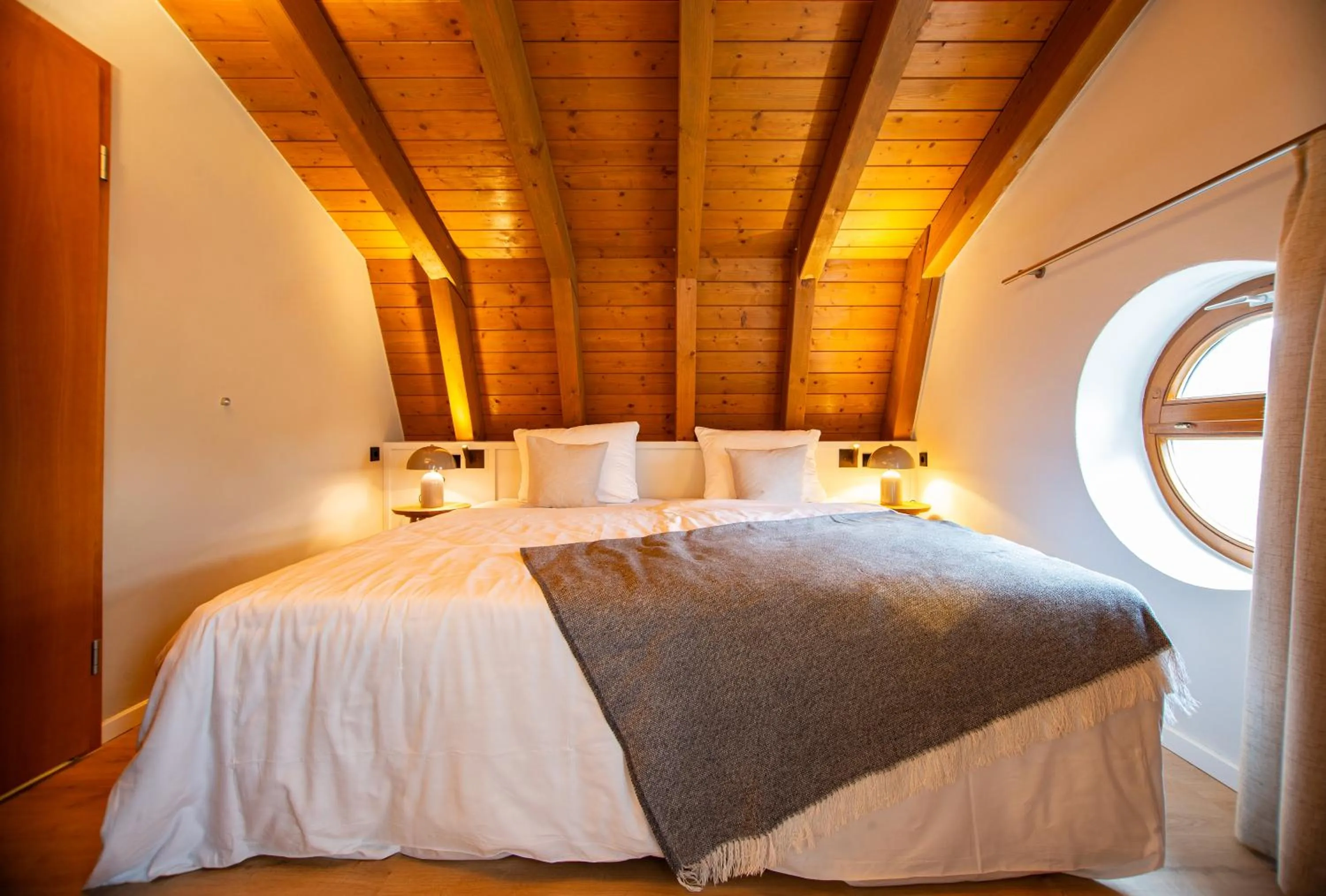 Bed in Villa Waldperlach by Blattl