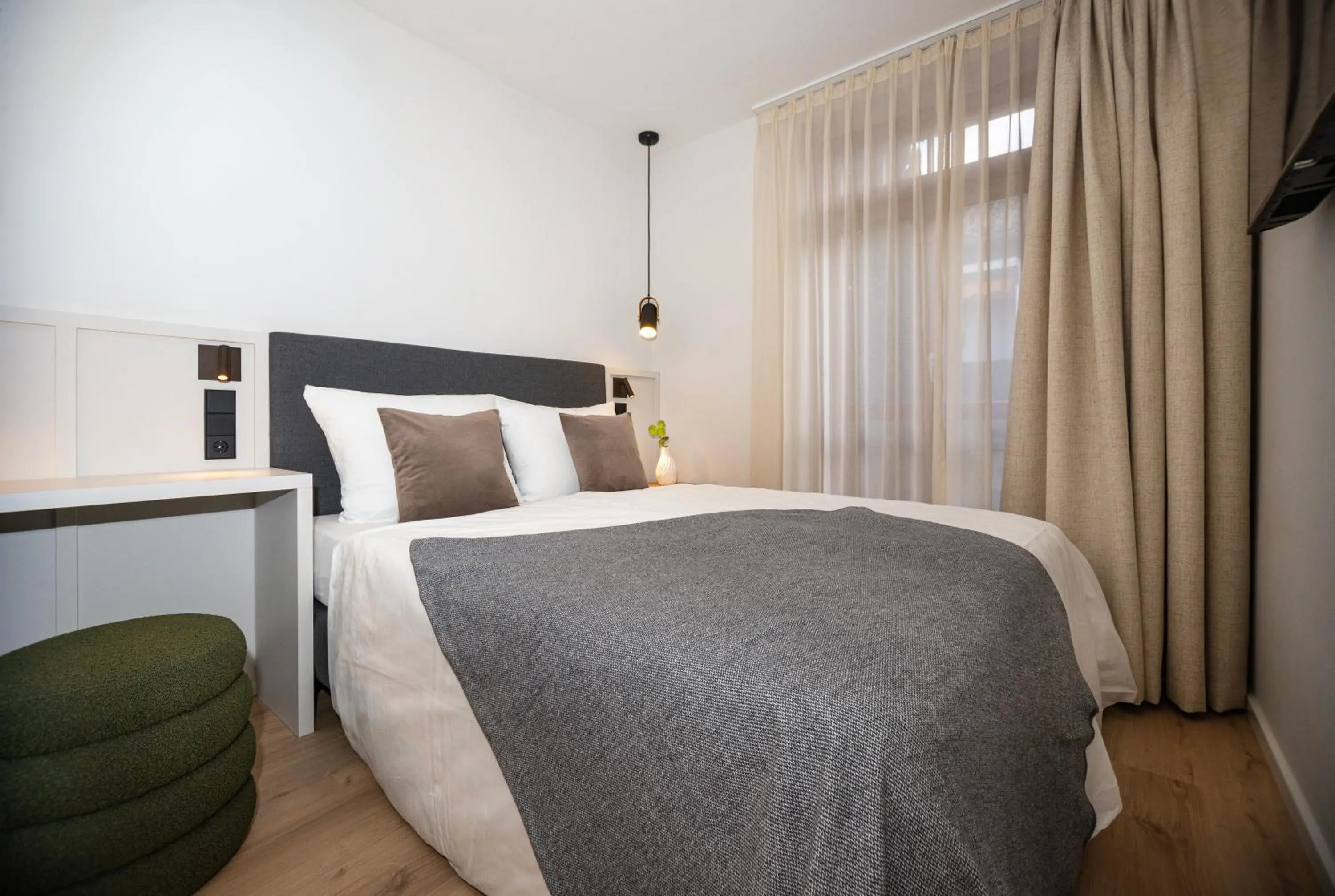 Bed in Villa Waldperlach by Blattl