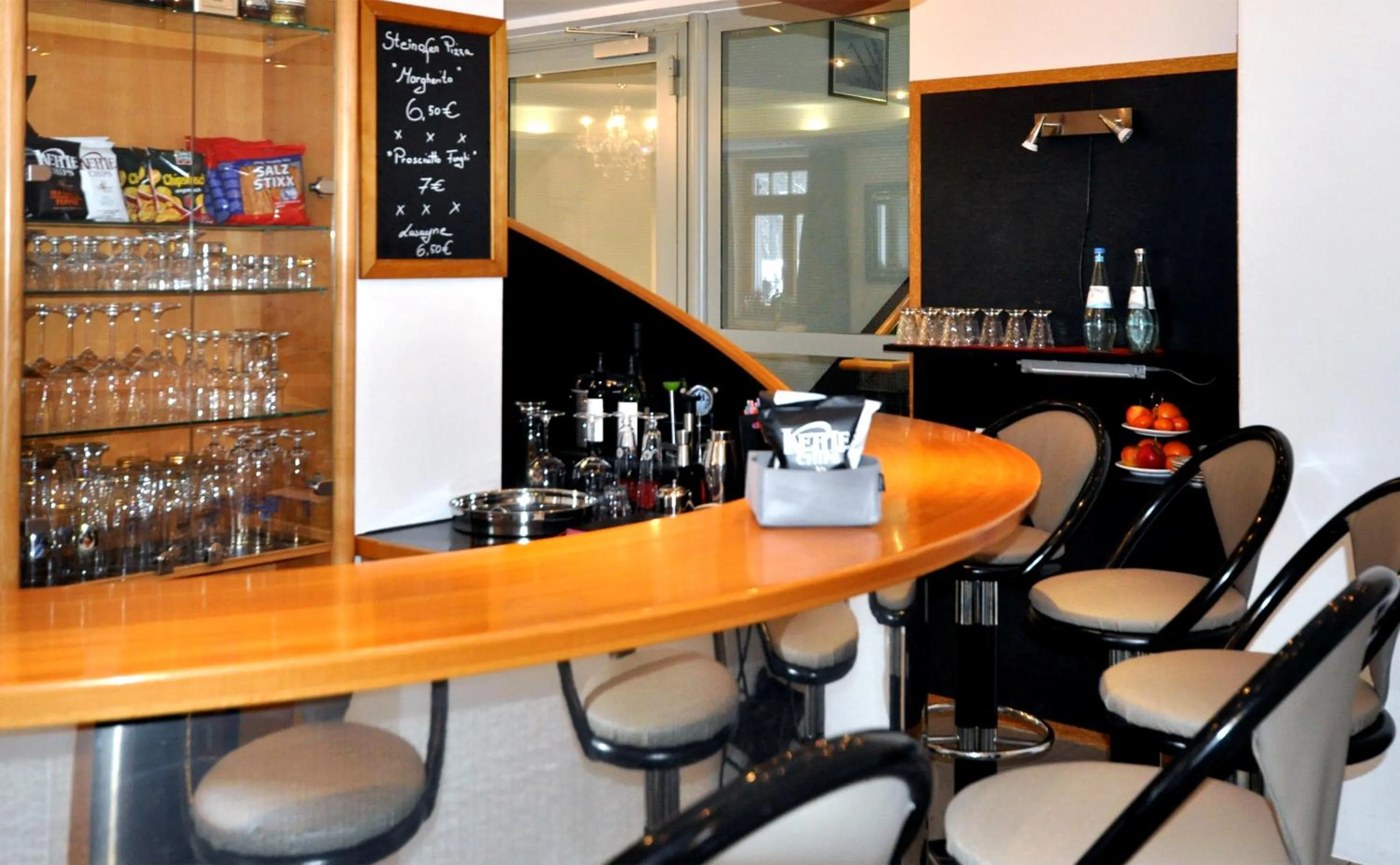 Lounge or bar in Villa Waldperlach by Blattl