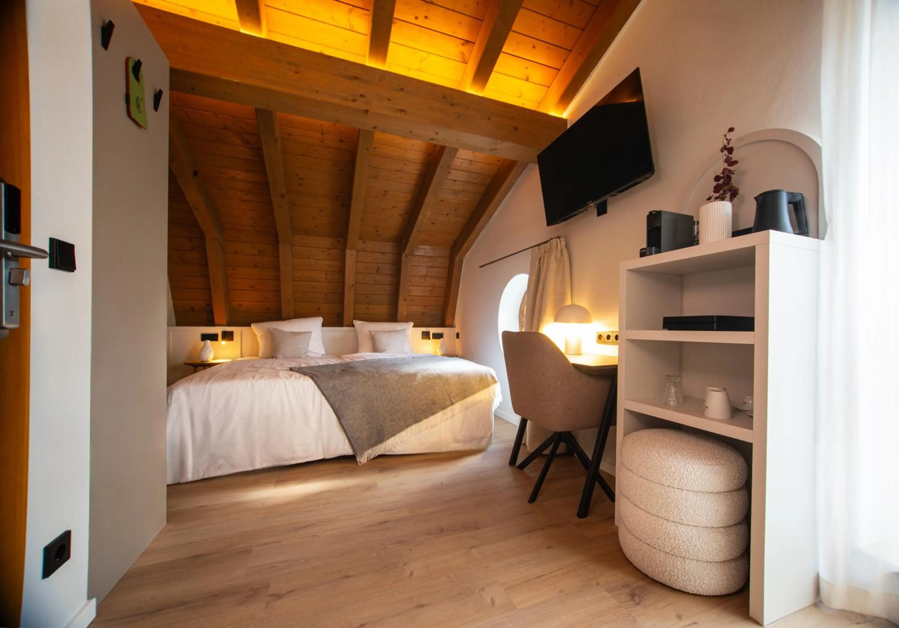 Bed in Villa Waldperlach by Blattl