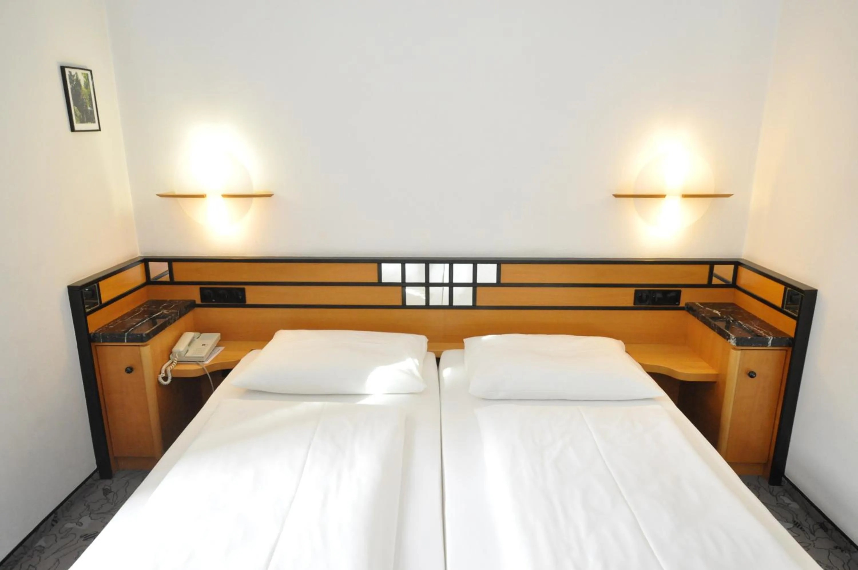 Bed in Villa Waldperlach by Blattl