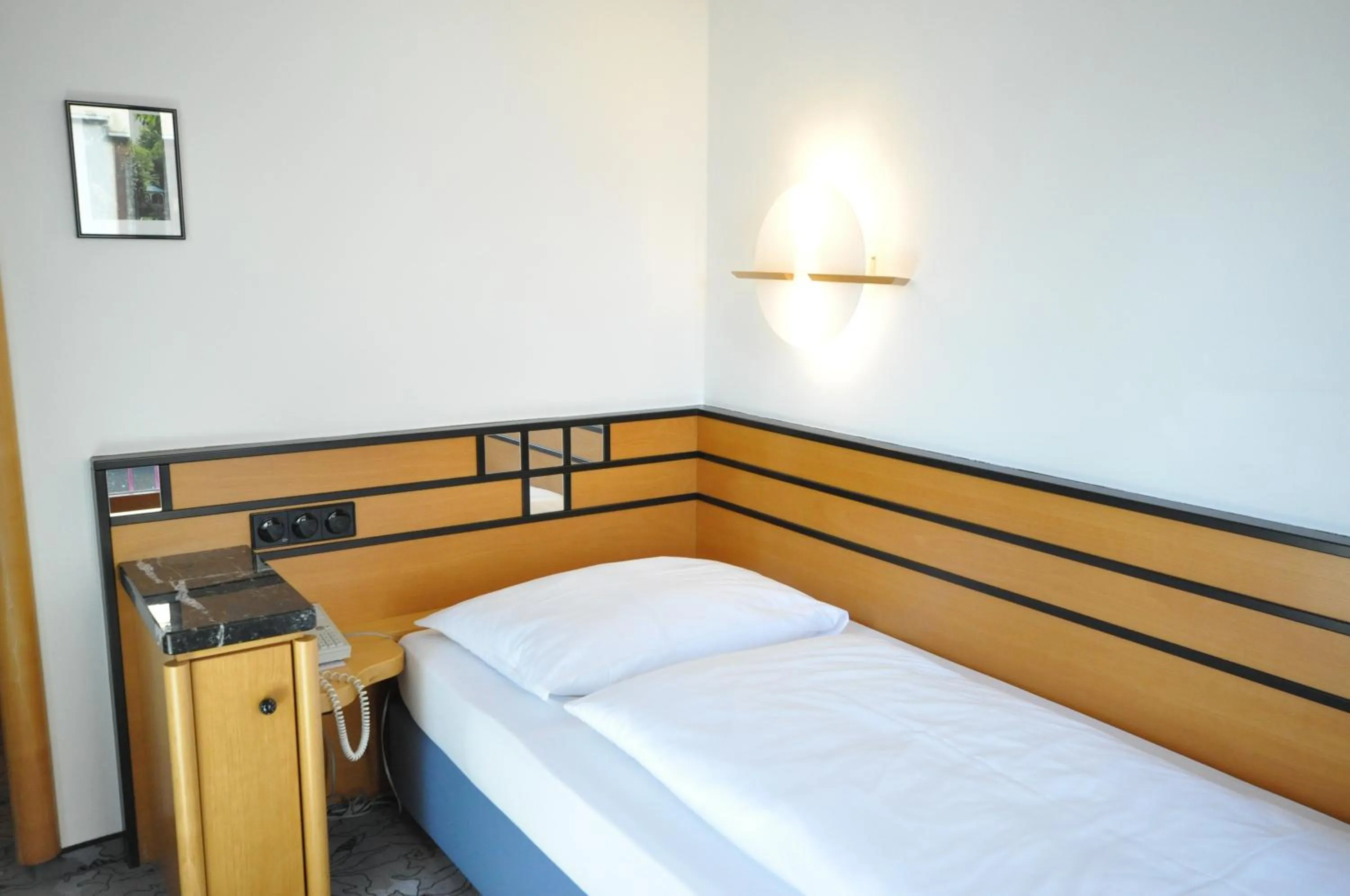 Bed in Villa Waldperlach by Blattl