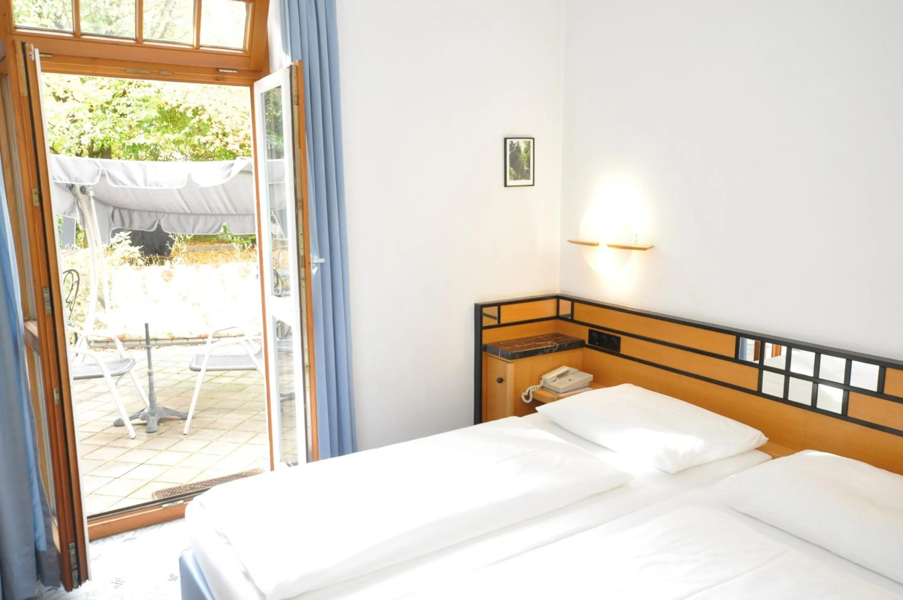 Photo of the whole room, Bed in Villa Waldperlach by Blattl