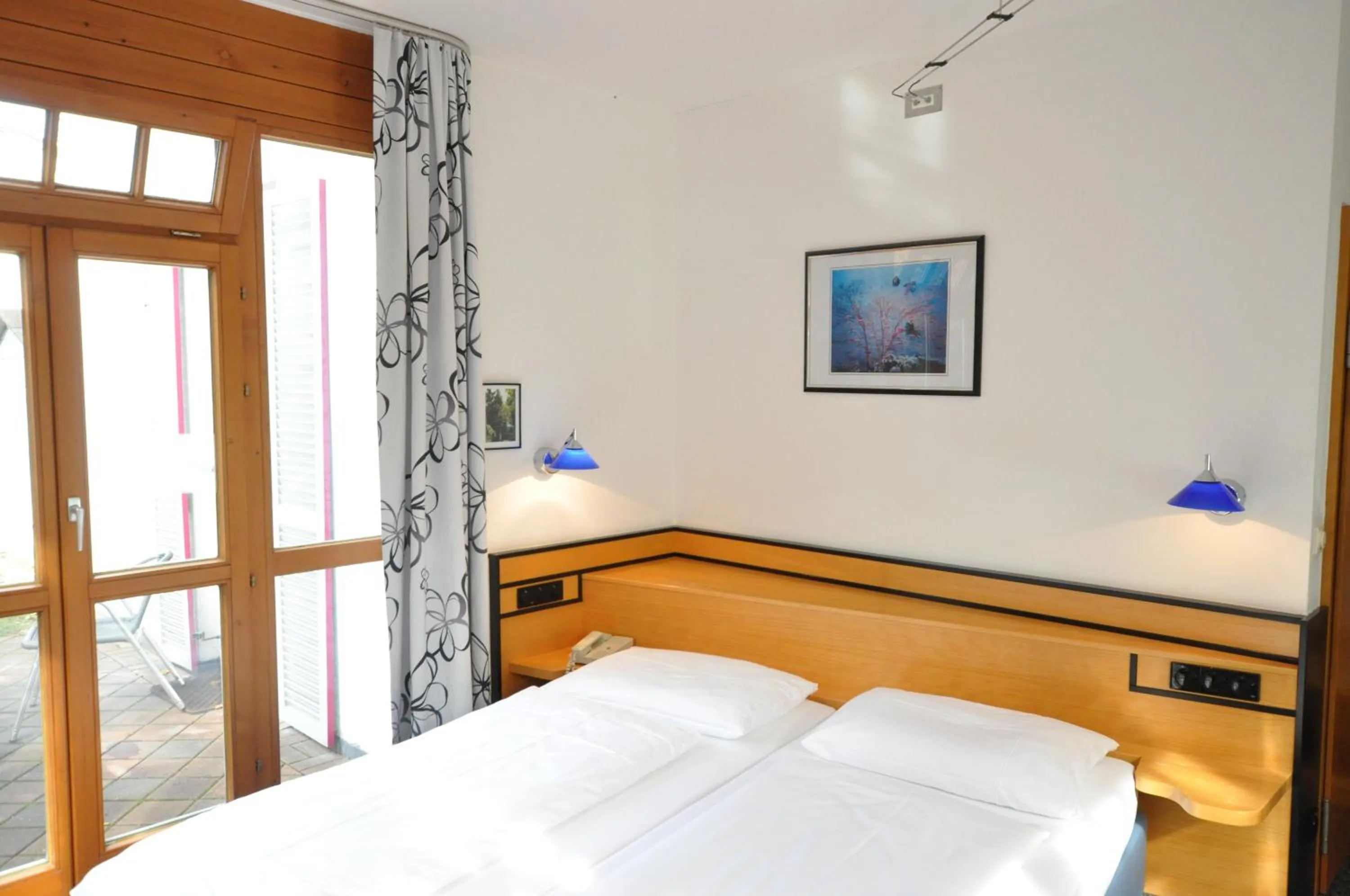 Bed in Villa Waldperlach by Blattl