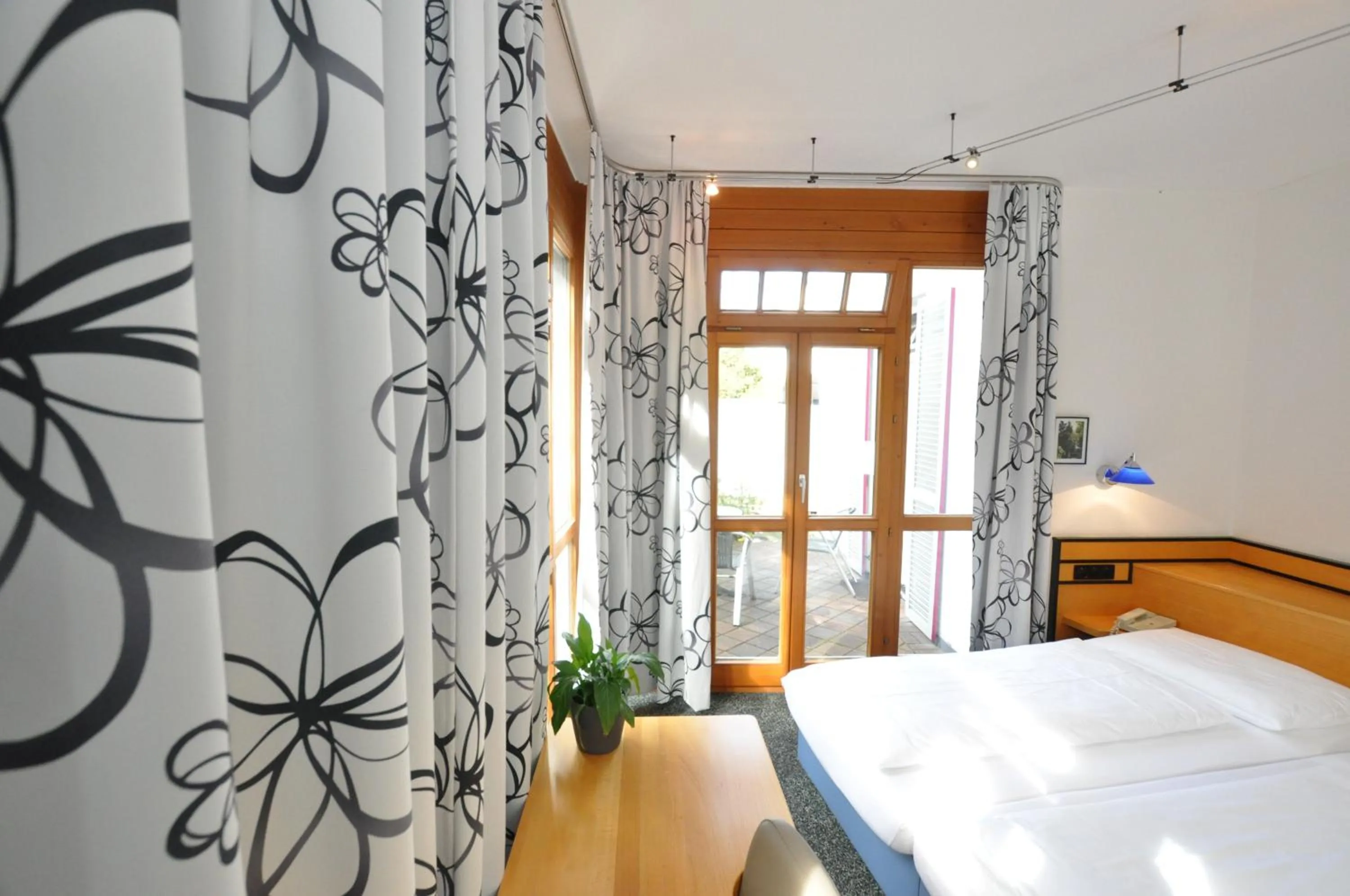 Bed in Villa Waldperlach by Blattl